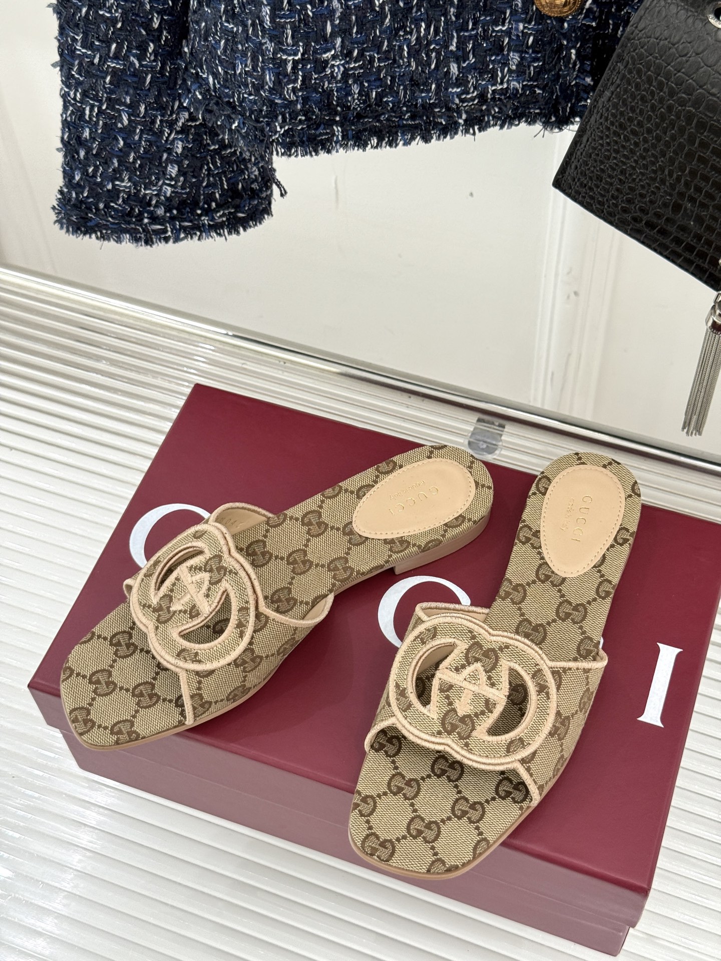 
Gucci/古驰经典双G镂空
平底粗跟拖鞋✨
它以标志性的双G镂空设计
将品牌经典元素融入其中
彰显独