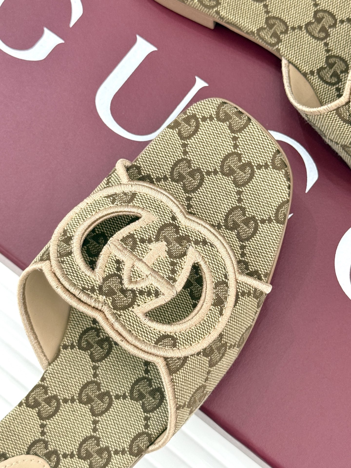 
Gucci/古驰经典双G镂空
平底粗跟拖鞋✨
它以标志性的双G镂空设计
将品牌经典元素融入其中
彰显独