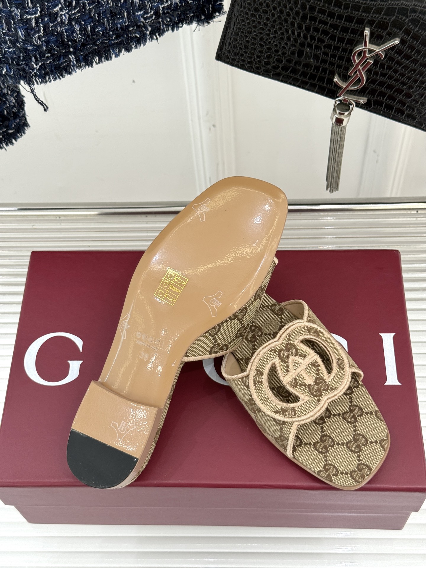
Gucci/古驰经典双G镂空
平底粗跟拖鞋✨
它以标志性的双G镂空设计
将品牌经典元素融入其中
彰显独