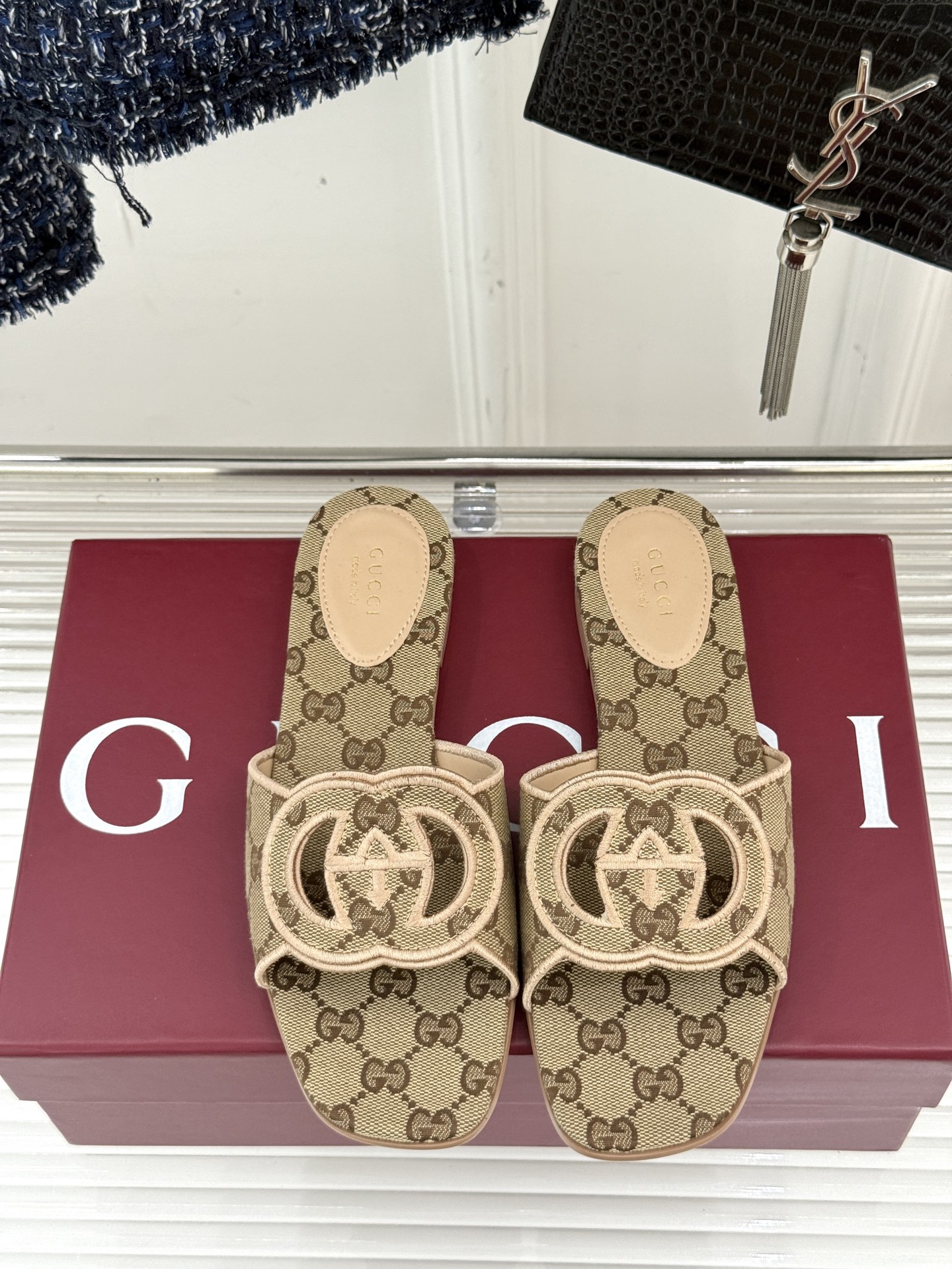 
Gucci/古驰经典双G镂空
平底粗跟拖鞋✨
它以标志性的双G镂空设计
将品牌经典元素融入其中
彰显独
