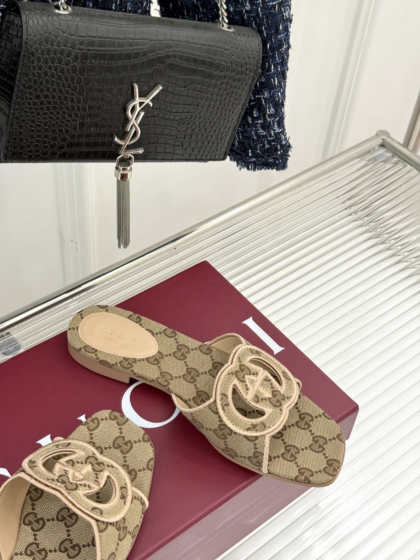 
Gucci/古驰经典双G镂空
平底粗跟拖鞋✨
它以标志性的双G镂空设计
将品牌经典元素融入其中
彰显独
