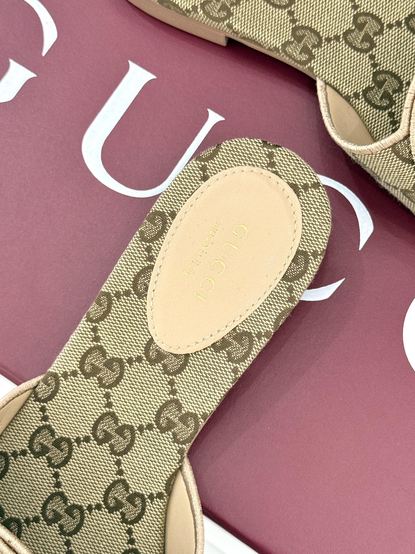 
Gucci/古驰经典双G镂空
平底粗跟拖鞋✨
它以标志性的双G镂空设计
将品牌经典元素融入其中
彰显独