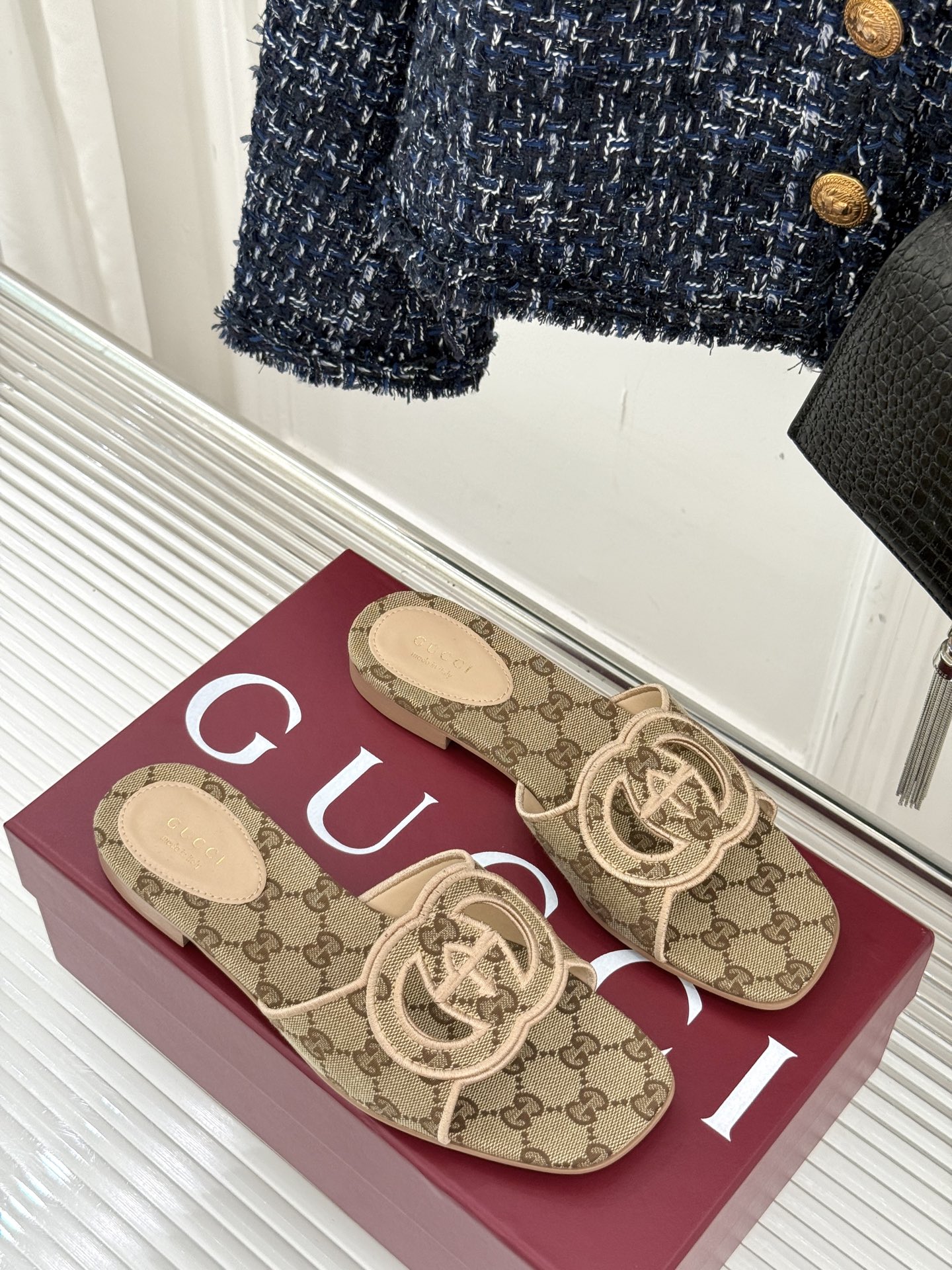 
Gucci/古驰经典双G镂空
平底粗跟拖鞋✨
它以标志性的双G镂空设计
将品牌经典元素融入其中
彰显独
