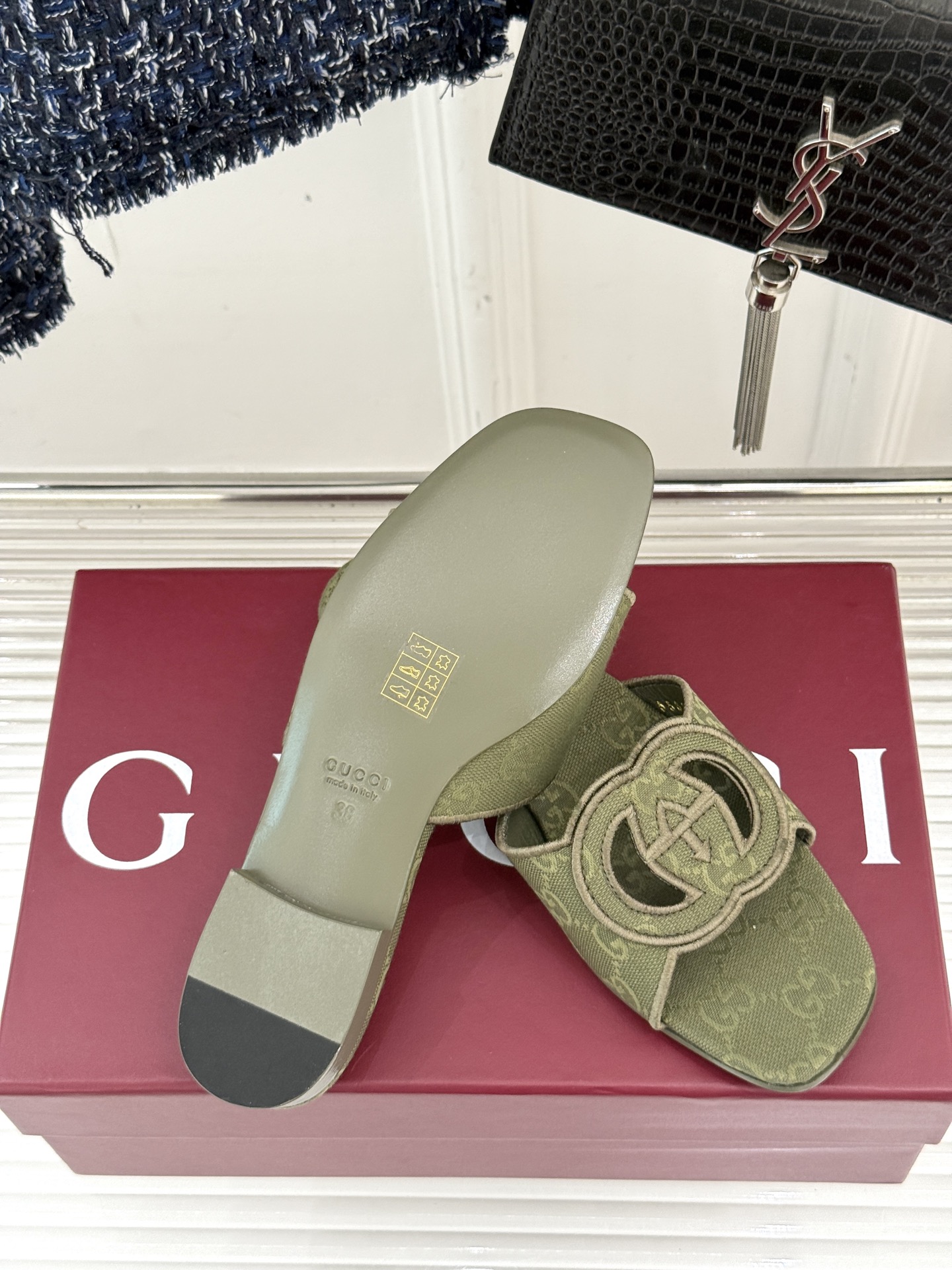 
Gucci/古驰经典双G镂空
平底粗跟拖鞋✨
它以标志性的双G镂空设计
将品牌经典元素融入其中
彰显独