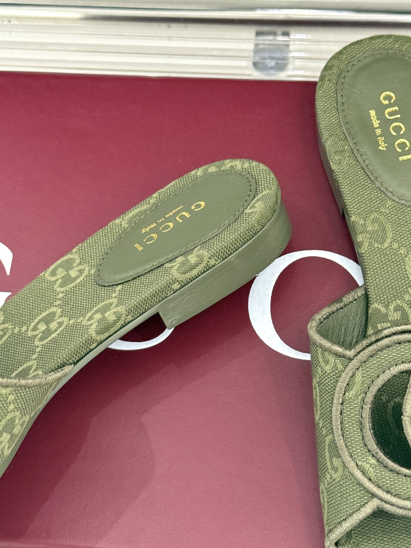 
Gucci/古驰经典双G镂空
平底粗跟拖鞋✨
它以标志性的双G镂空设计
将品牌经典元素融入其中
彰显独