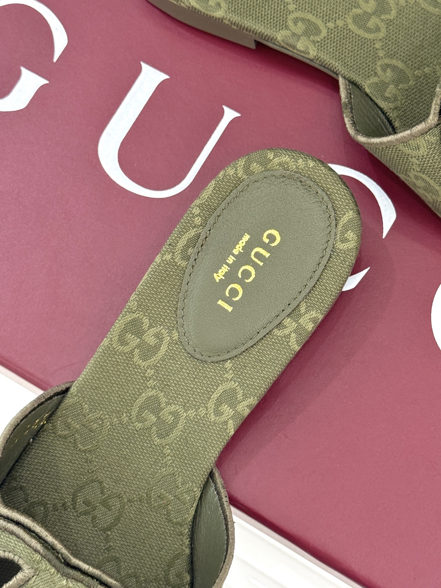 
Gucci/古驰经典双G镂空
平底粗跟拖鞋✨
它以标志性的双G镂空设计
将品牌经典元素融入其中
彰显独