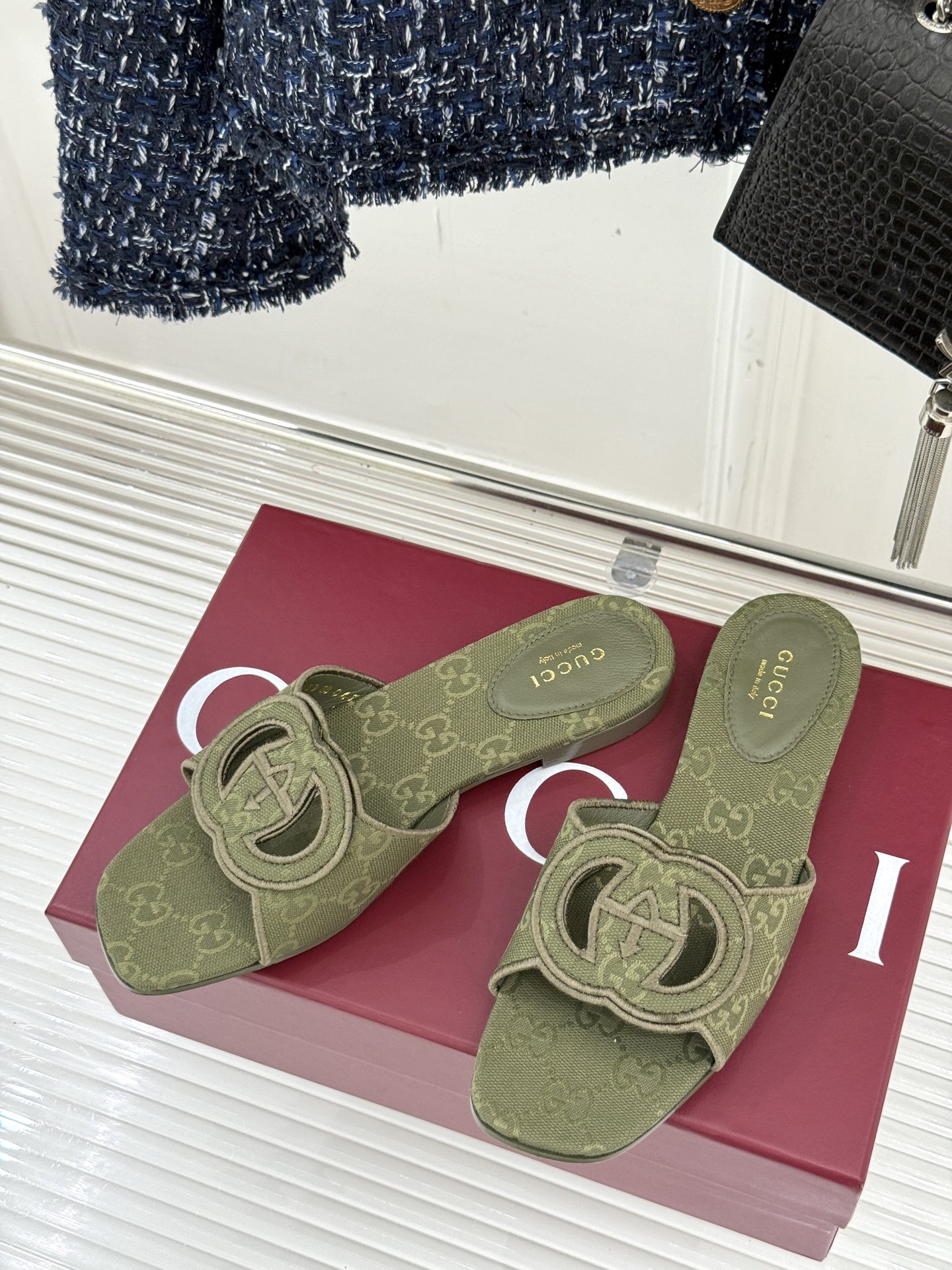 
Gucci/古驰经典双G镂空
平底粗跟拖鞋✨
它以标志性的双G镂空设计
将品牌经典元素融入其中
彰显独