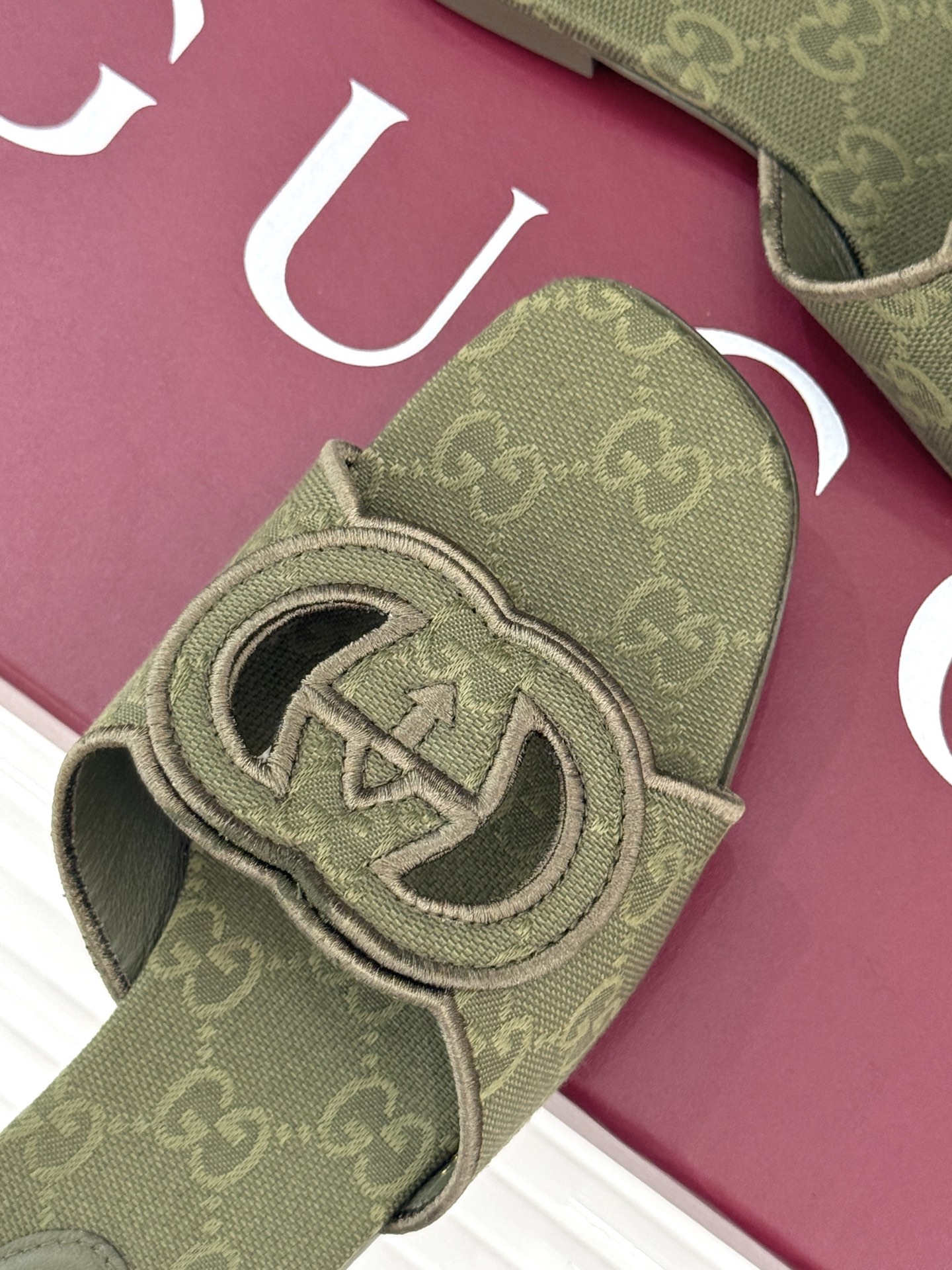 
Gucci/古驰经典双G镂空
平底粗跟拖鞋✨
它以标志性的双G镂空设计
将品牌经典元素融入其中
彰显独