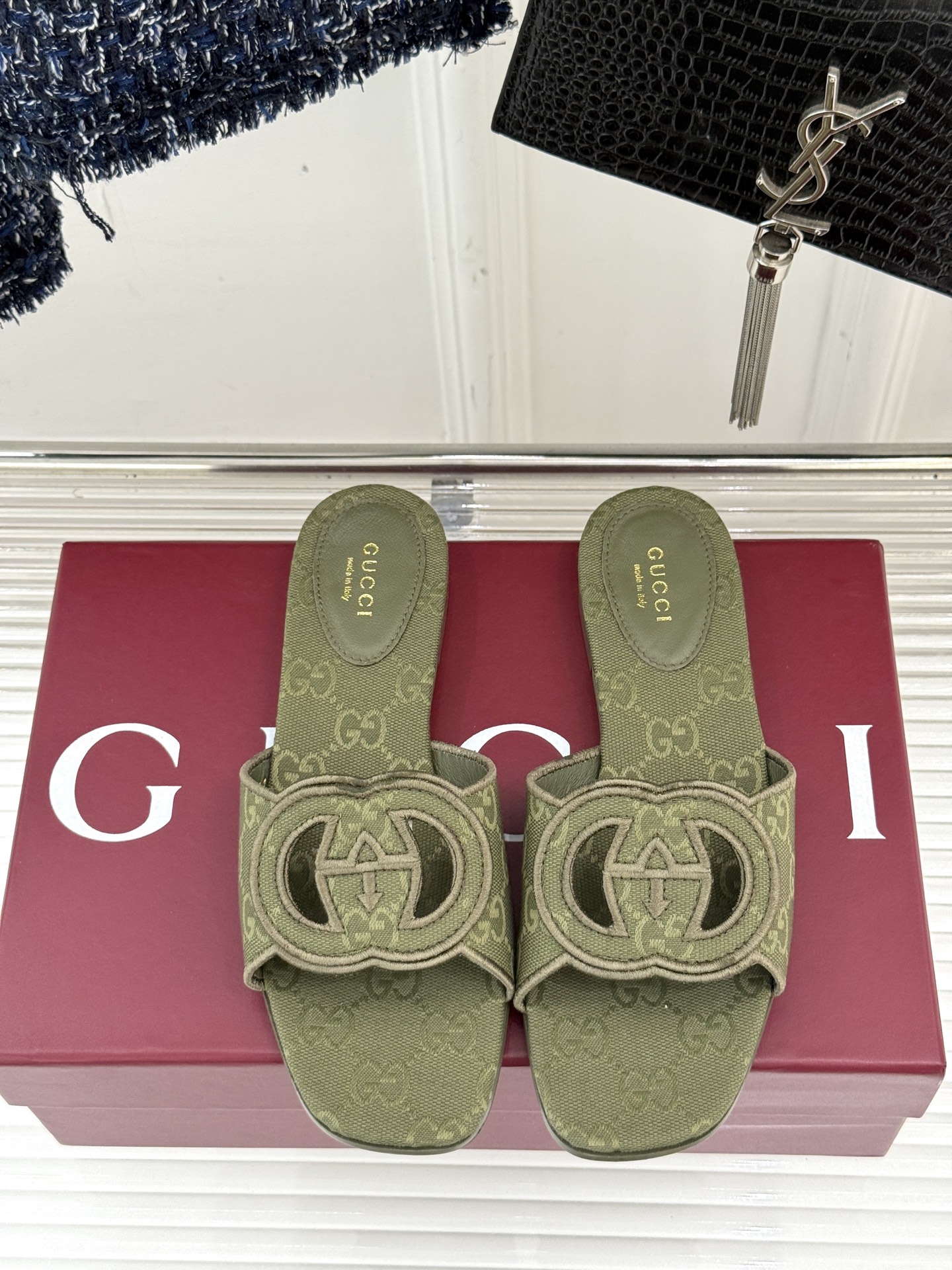 
Gucci/古驰经典双G镂空
平底粗跟拖鞋✨
它以标志性的双G镂空设计
将品牌经典元素融入其中
彰显独