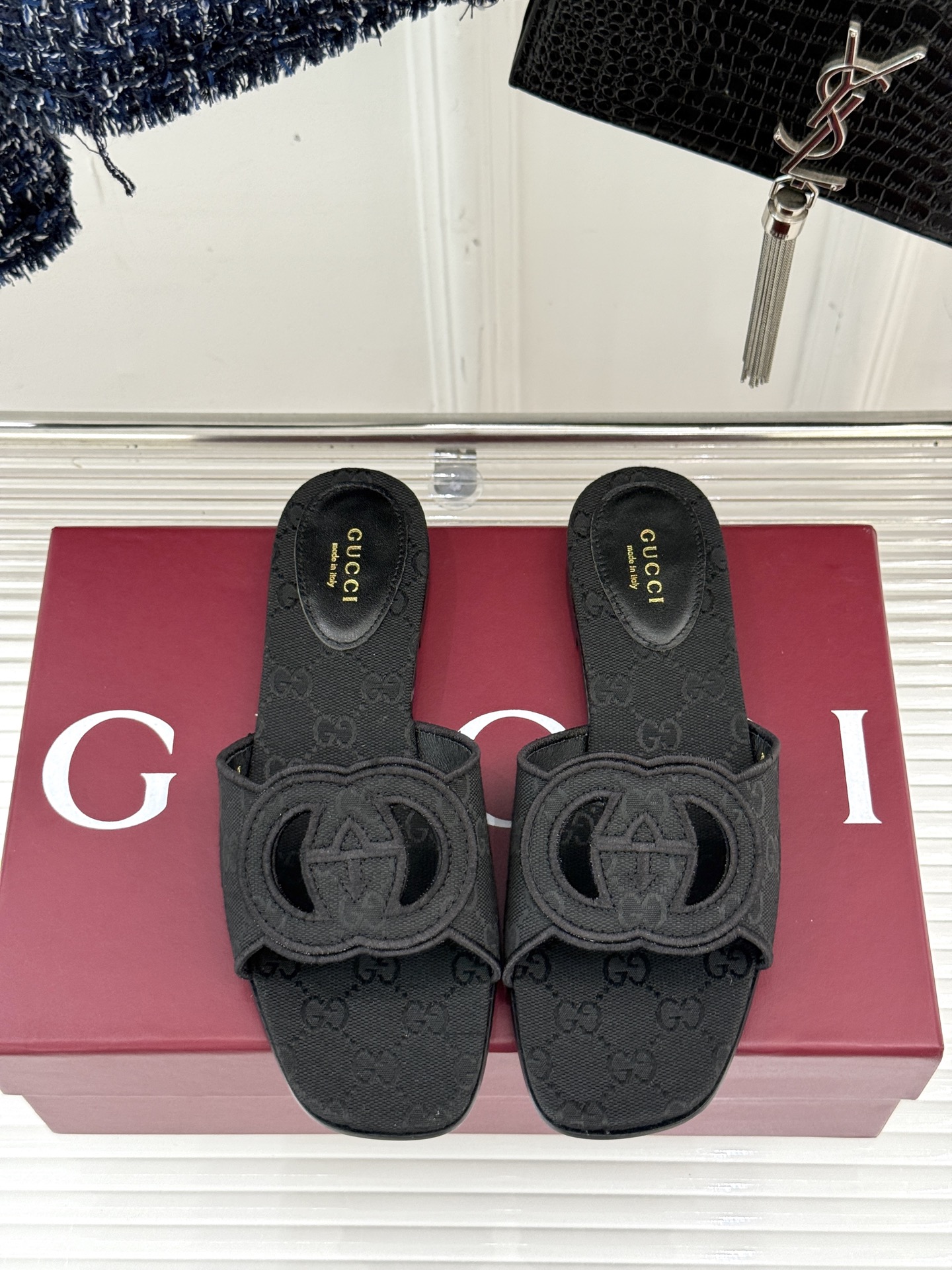 
Gucci/古驰经典双G镂空
平底粗跟拖鞋✨
它以标志性的双G镂空设计
将品牌经典元素融入其中
彰显独