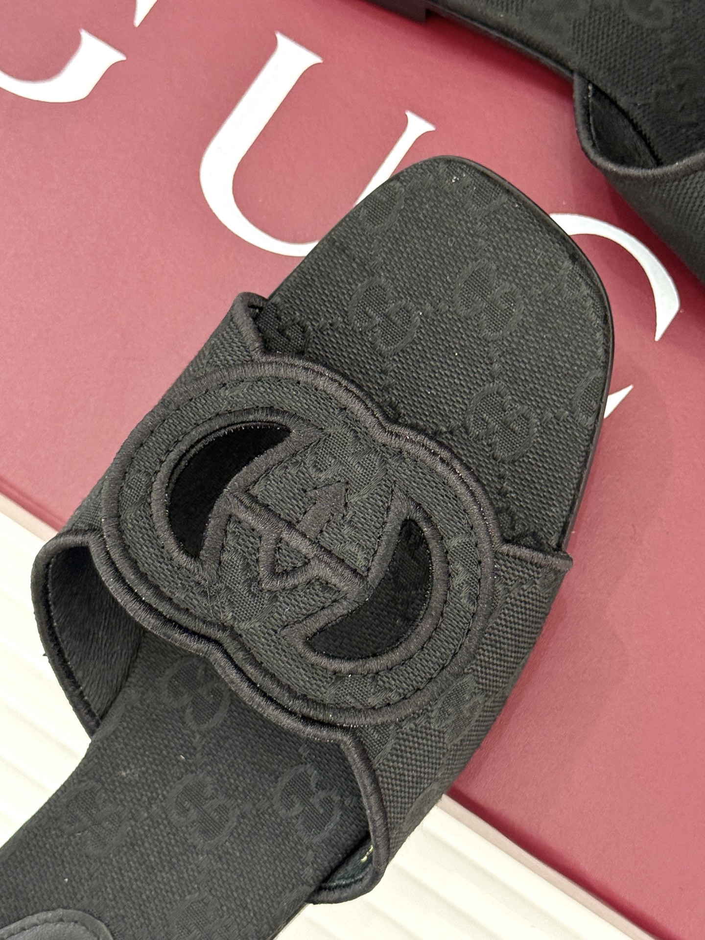
Gucci/古驰经典双G镂空
平底粗跟拖鞋✨
它以标志性的双G镂空设计
将品牌经典元素融入其中
彰显独