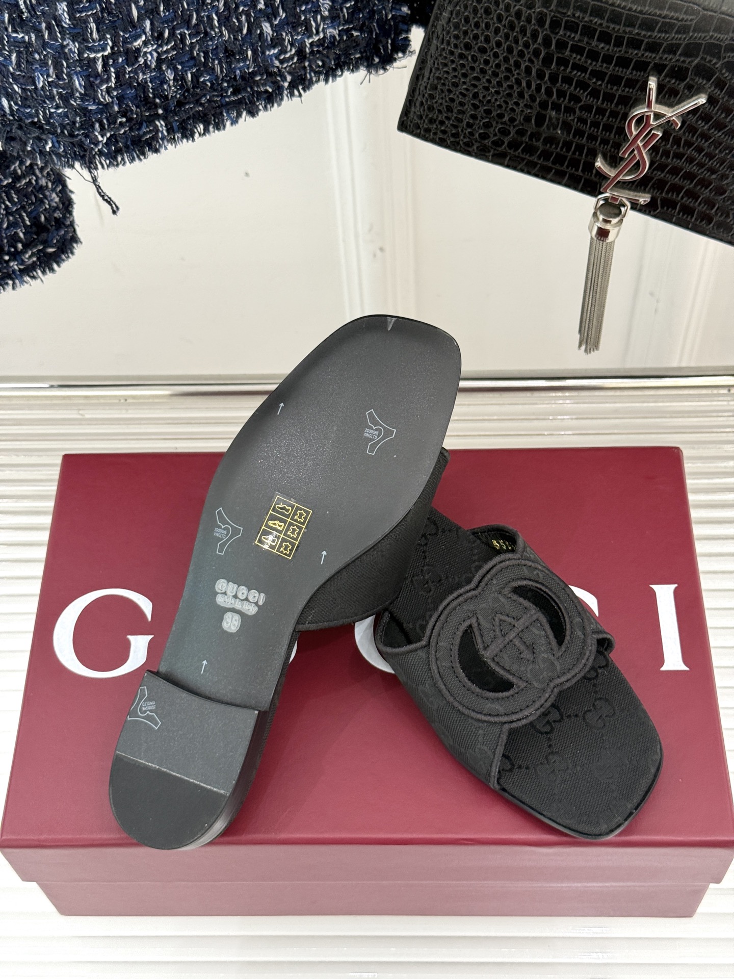 
Gucci/古驰经典双G镂空
平底粗跟拖鞋✨
它以标志性的双G镂空设计
将品牌经典元素融入其中
彰显独
