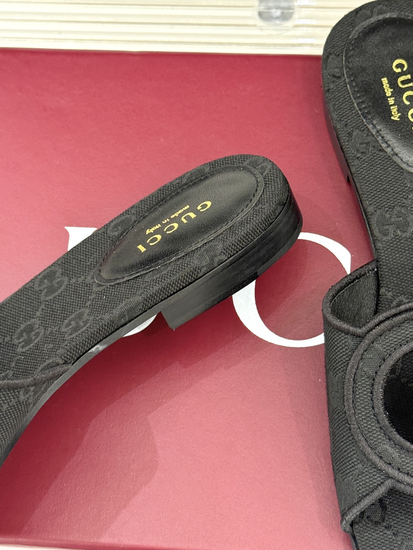 
Gucci/古驰经典双G镂空
平底粗跟拖鞋✨
它以标志性的双G镂空设计
将品牌经典元素融入其中
彰显独