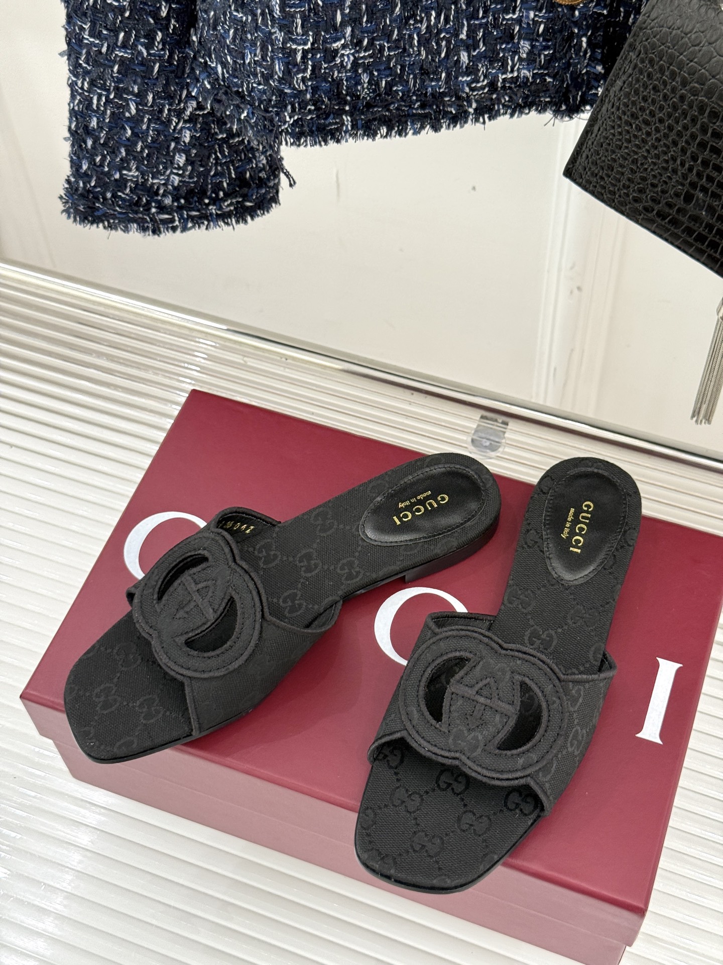 
Gucci/古驰经典双G镂空
平底粗跟拖鞋✨
它以标志性的双G镂空设计
将品牌经典元素融入其中
彰显独