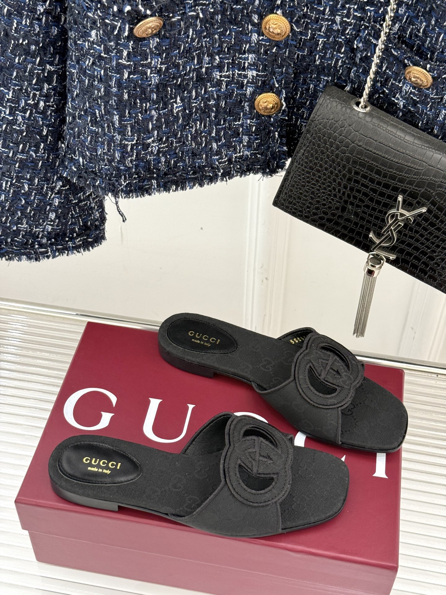 
Gucci/古驰经典双G镂空
平底粗跟拖鞋✨
它以标志性的双G镂空设计
将品牌经典元素融入其中
彰显独