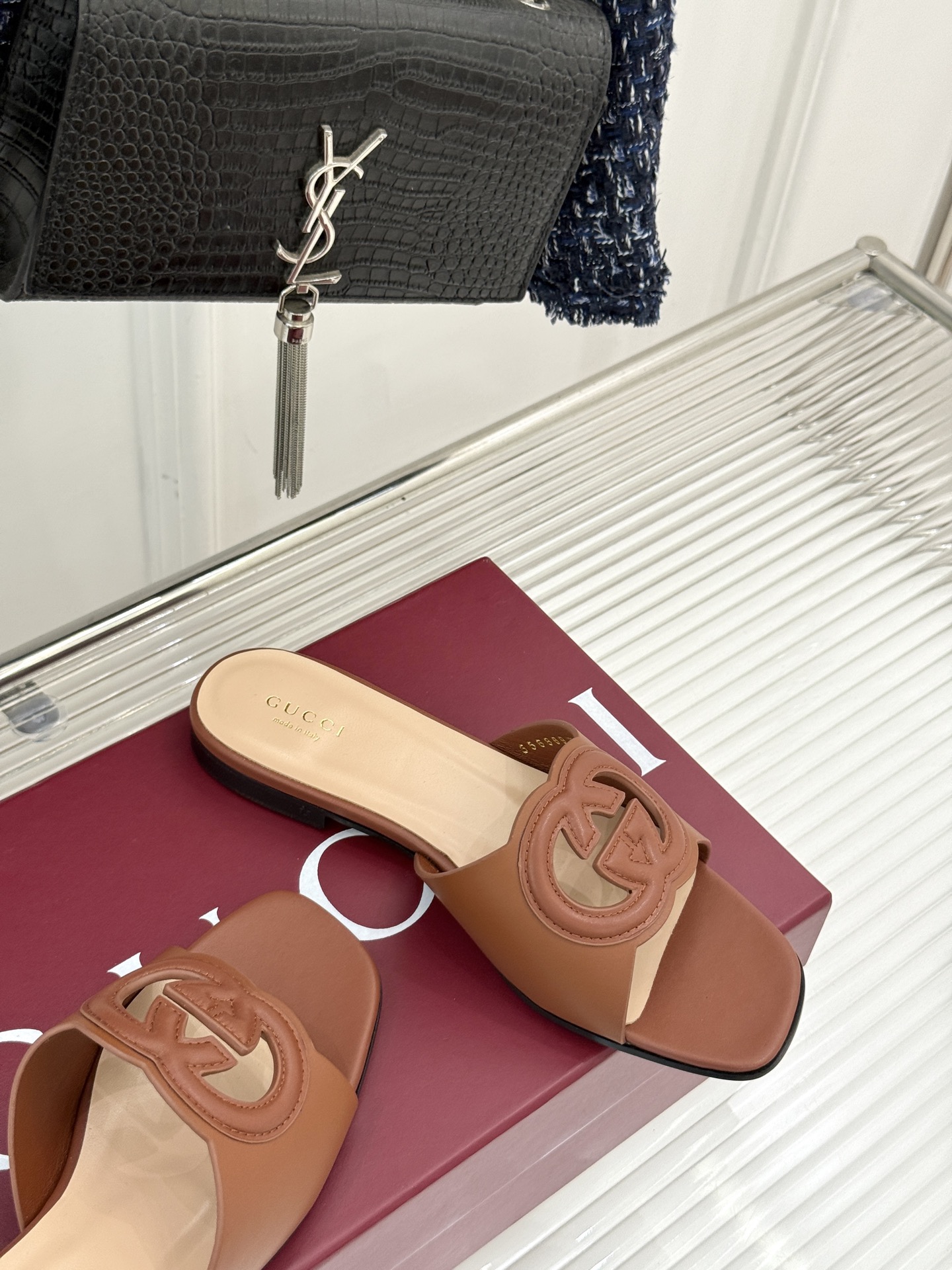 
Gucci/古驰经典双G镂空
平底粗跟拖鞋✨
它以标志性的双G镂空设计
将品牌经典元素融入其中
彰显独