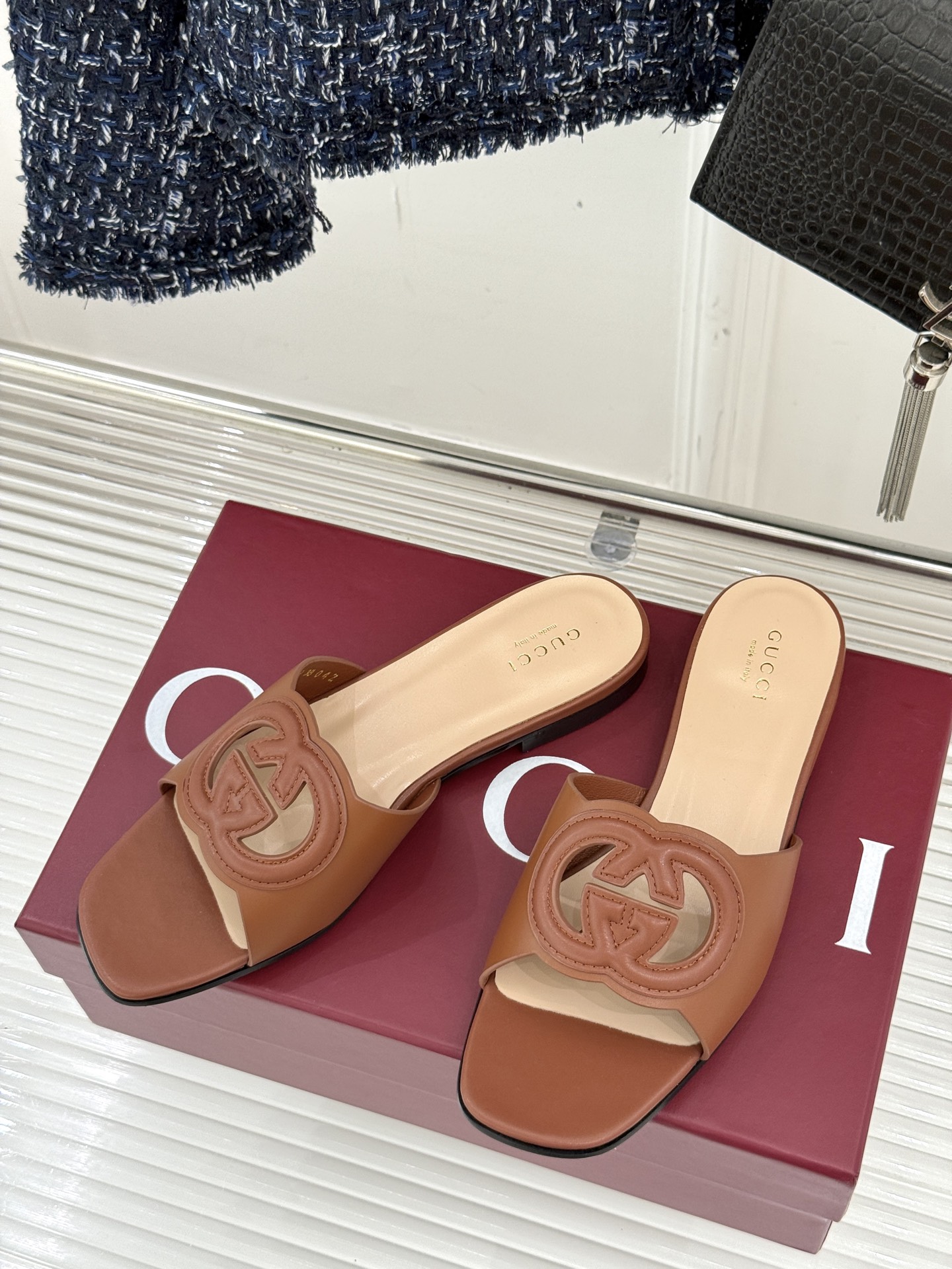 
Gucci/古驰经典双G镂空
平底粗跟拖鞋✨
它以标志性的双G镂空设计
将品牌经典元素融入其中
彰显独