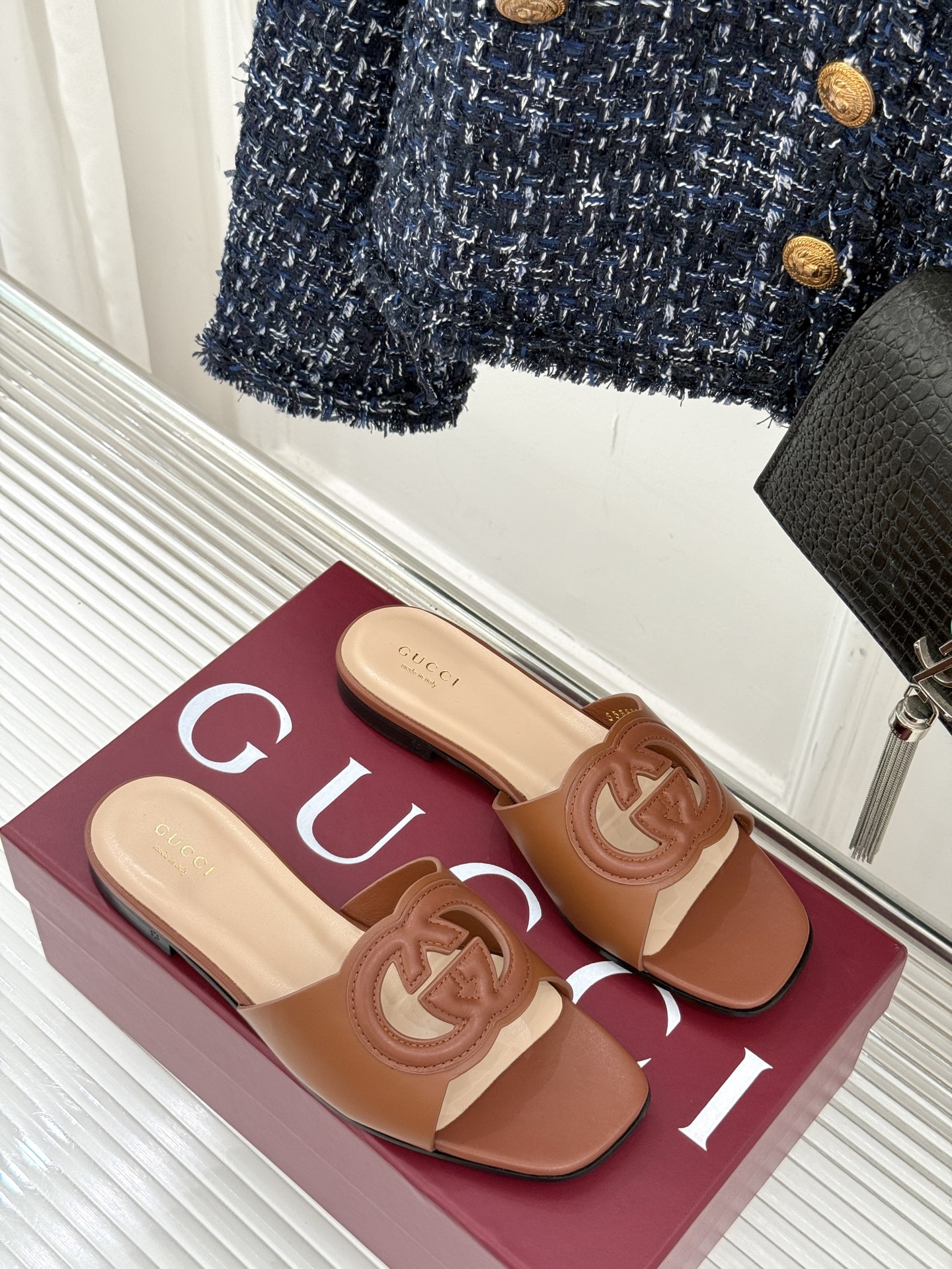 
Gucci/古驰经典双G镂空
平底粗跟拖鞋✨
它以标志性的双G镂空设计
将品牌经典元素融入其中
彰显独