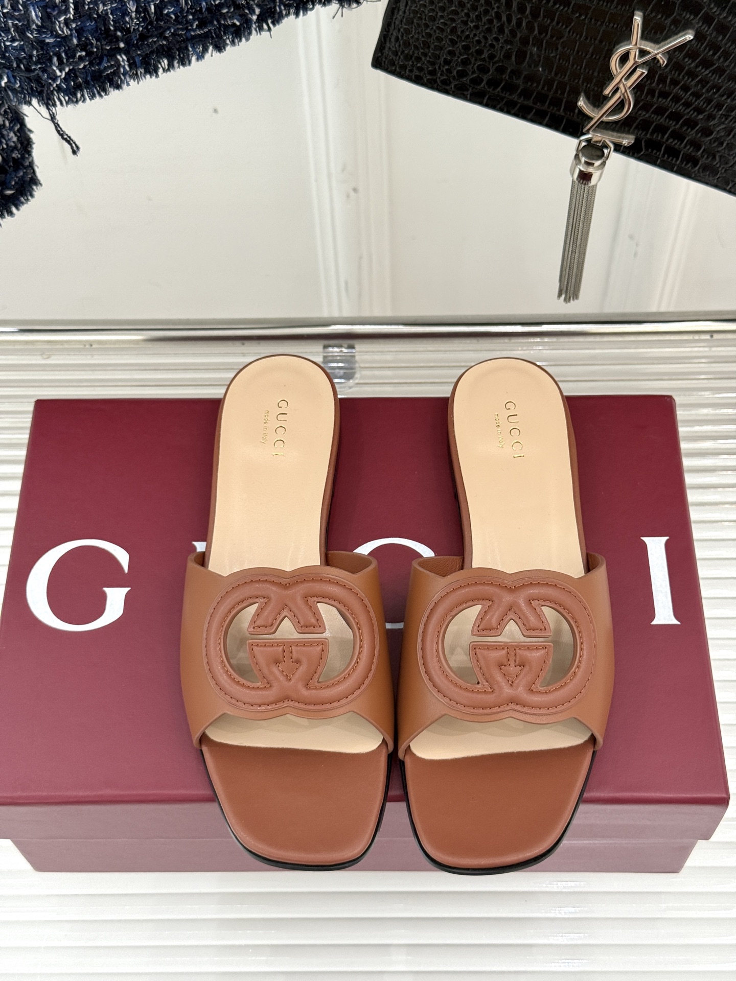 
Gucci/古驰经典双G镂空
平底粗跟拖鞋✨
它以标志性的双G镂空设计
将品牌经典元素融入其中
彰显独