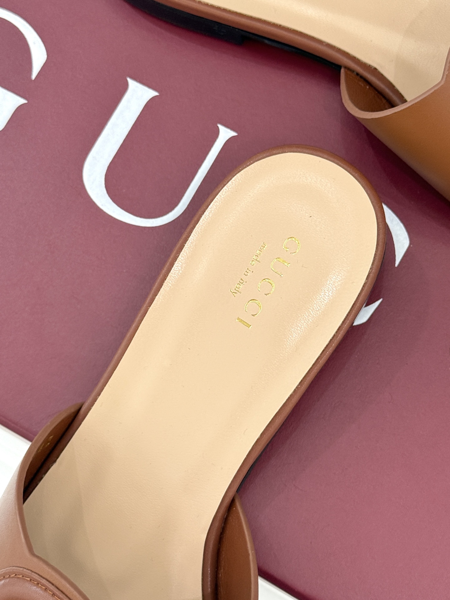 
Gucci/古驰经典双G镂空
平底粗跟拖鞋✨
它以标志性的双G镂空设计
将品牌经典元素融入其中
彰显独