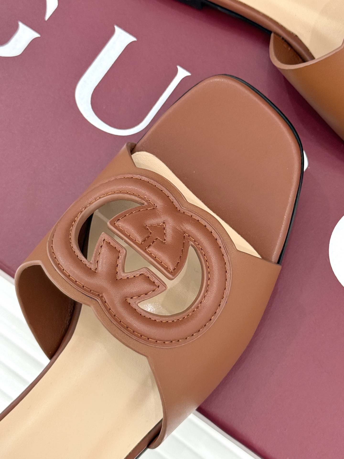 
Gucci/古驰经典双G镂空
平底粗跟拖鞋✨
它以标志性的双G镂空设计
将品牌经典元素融入其中
彰显独