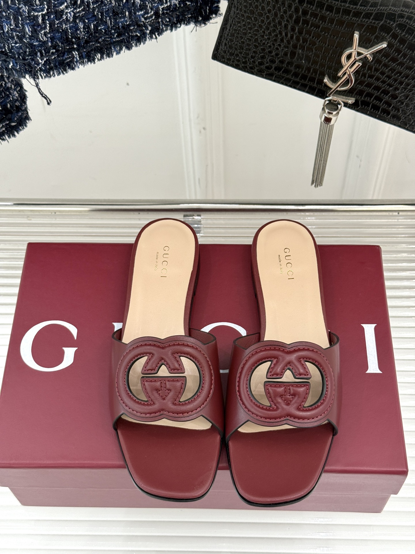 
Gucci/古驰经典双G镂空
平底粗跟拖鞋✨
它以标志性的双G镂空设计
将品牌经典元素融入其中
彰显独