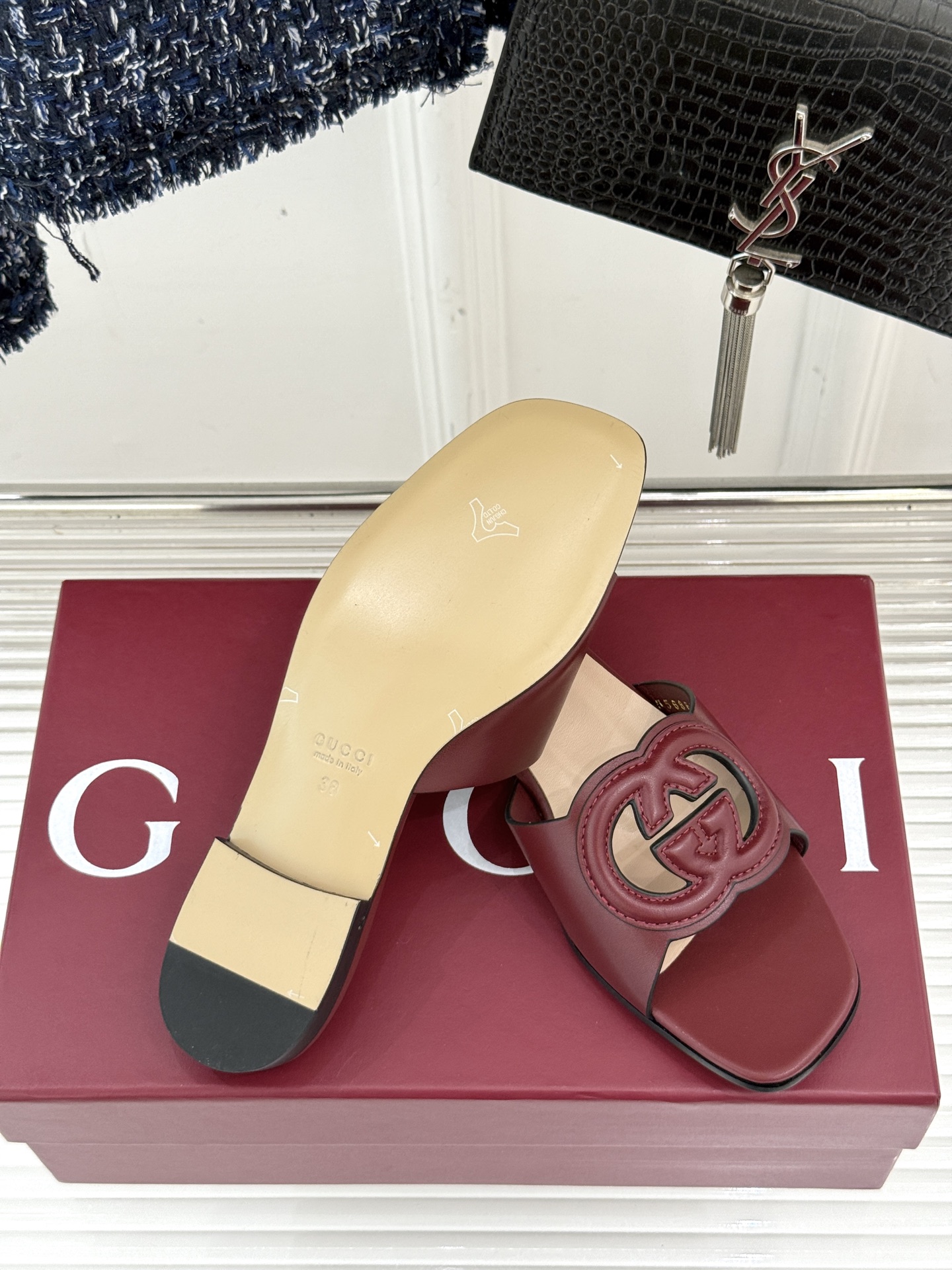 
Gucci/古驰经典双G镂空
平底粗跟拖鞋✨
它以标志性的双G镂空设计
将品牌经典元素融入其中
彰显独