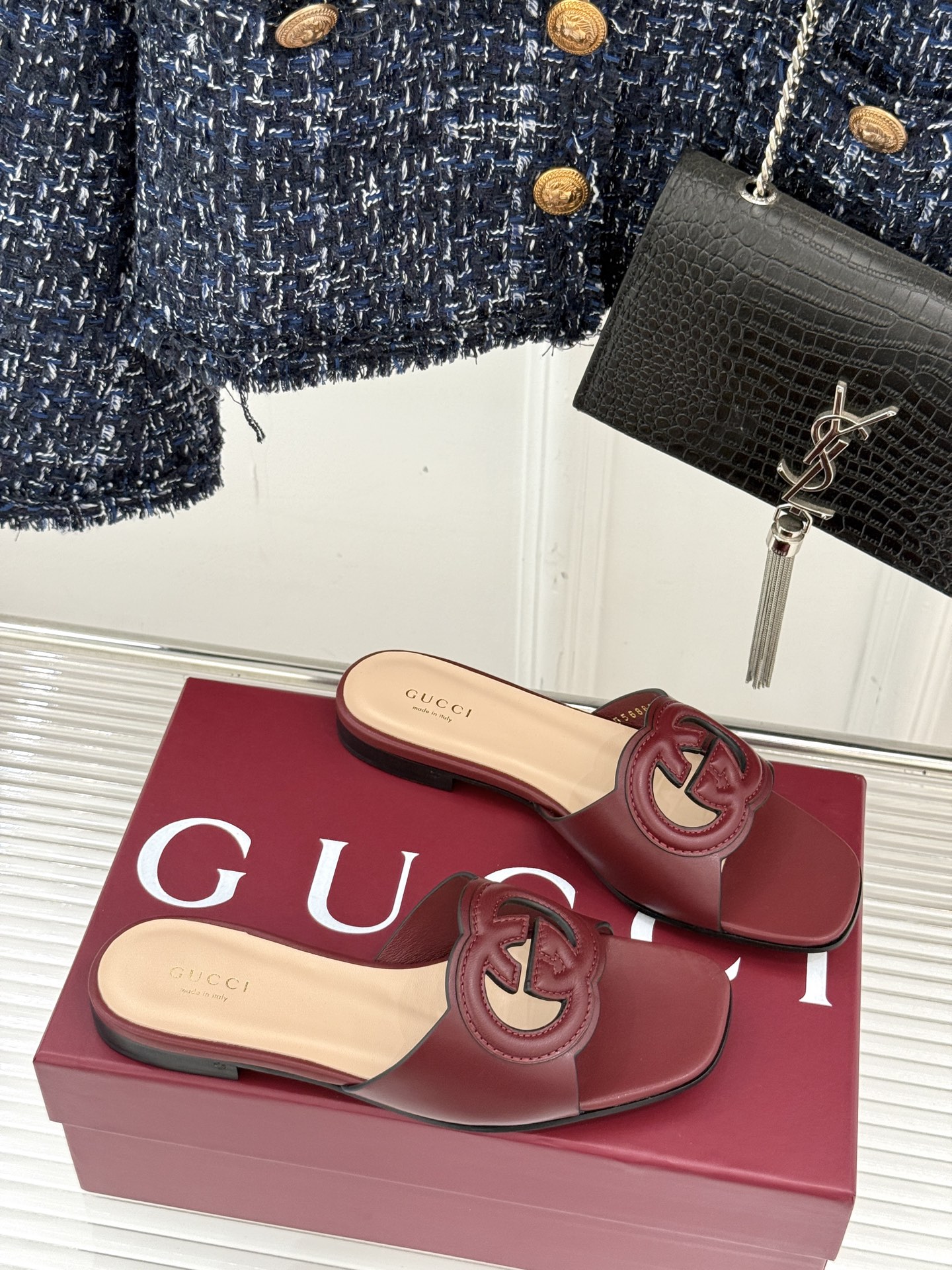 
Gucci/古驰经典双G镂空
平底粗跟拖鞋✨
它以标志性的双G镂空设计
将品牌经典元素融入其中
彰显独
