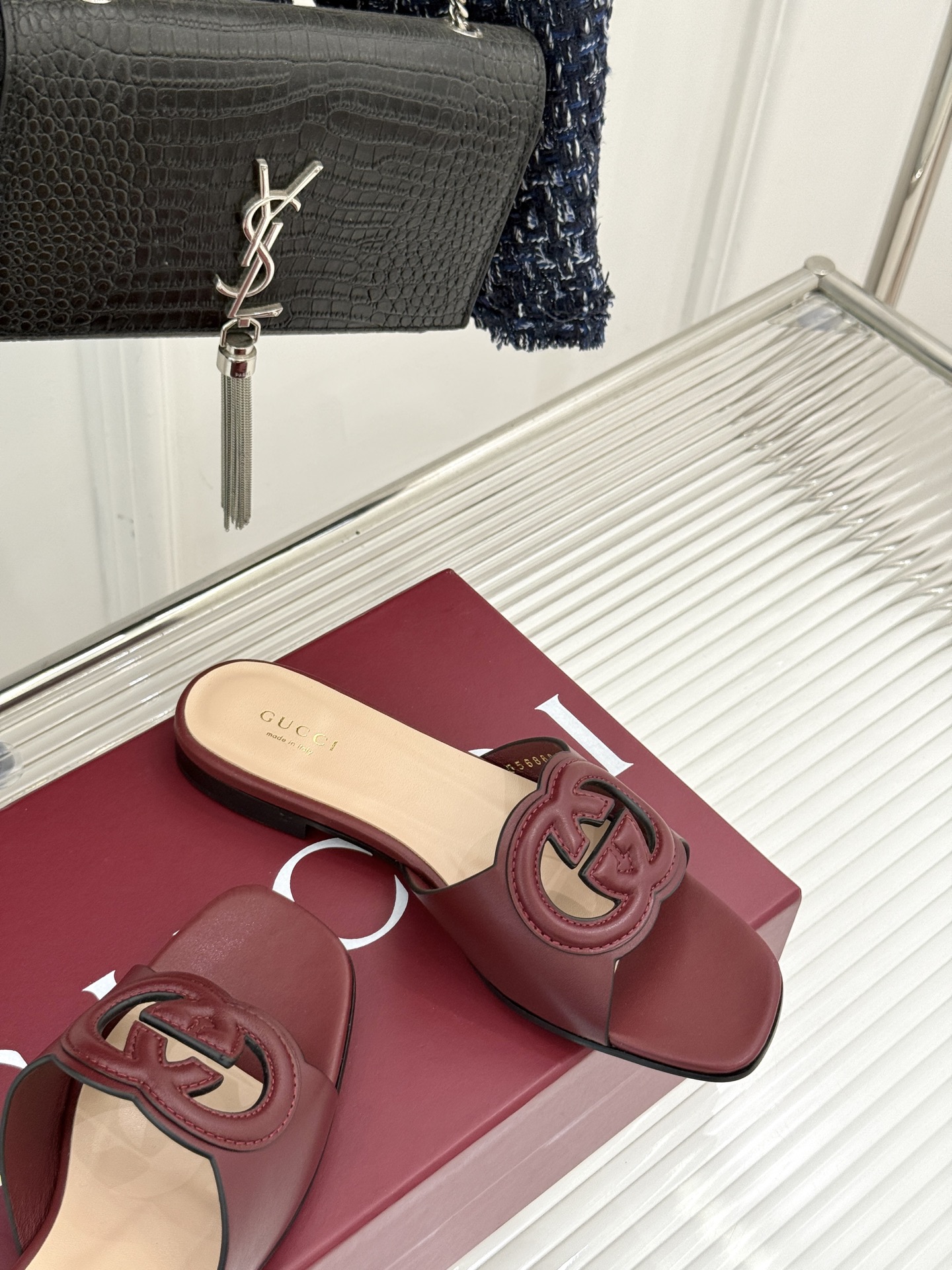 
Gucci/古驰经典双G镂空
平底粗跟拖鞋✨
它以标志性的双G镂空设计
将品牌经典元素融入其中
彰显独