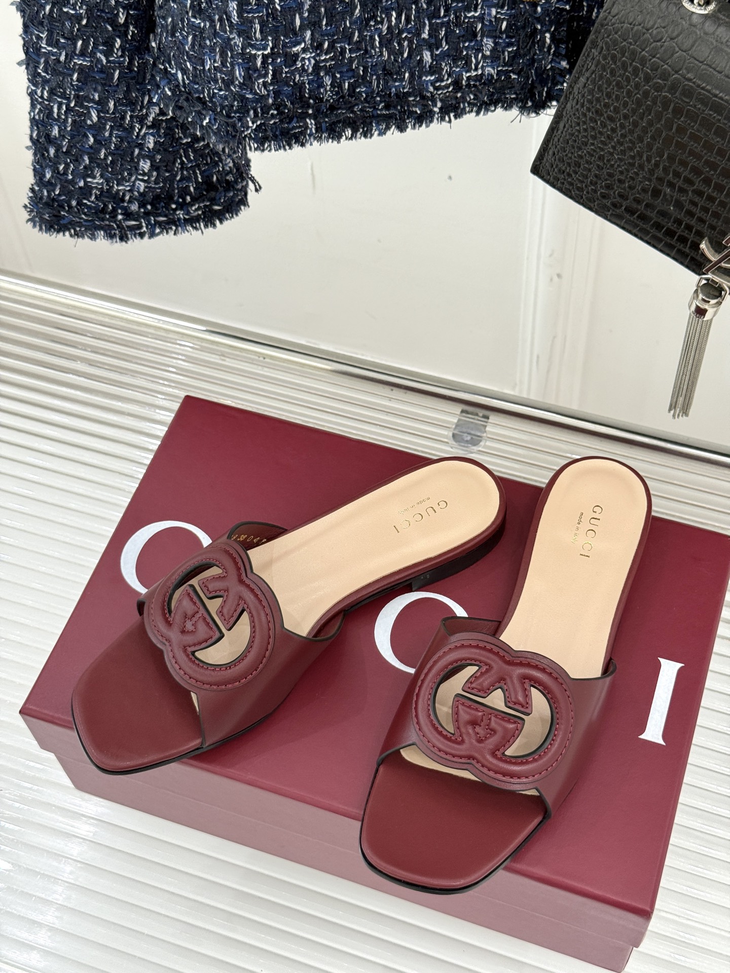 
Gucci/古驰经典双G镂空
平底粗跟拖鞋✨
它以标志性的双G镂空设计
将品牌经典元素融入其中
彰显独