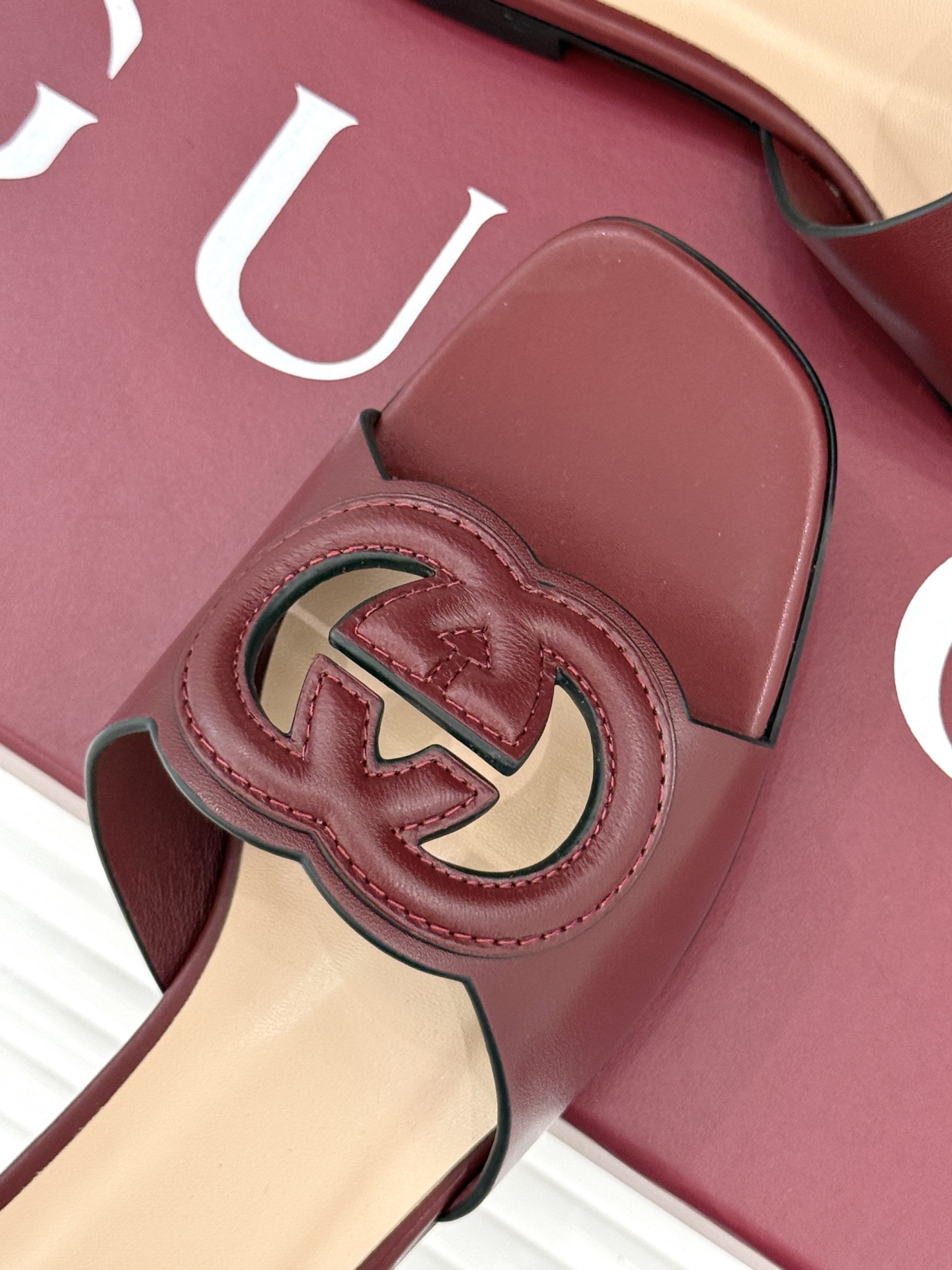 
Gucci/古驰经典双G镂空
平底粗跟拖鞋✨
它以标志性的双G镂空设计
将品牌经典元素融入其中
彰显独