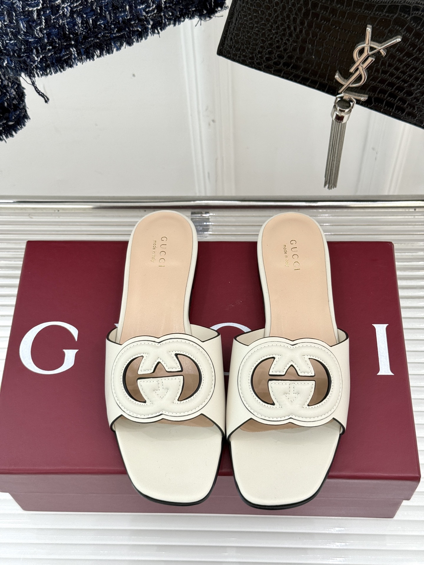 
Gucci/古驰经典双G镂空
平底粗跟拖鞋✨
它以标志性的双G镂空设计
将品牌经典元素融入其中
彰显独