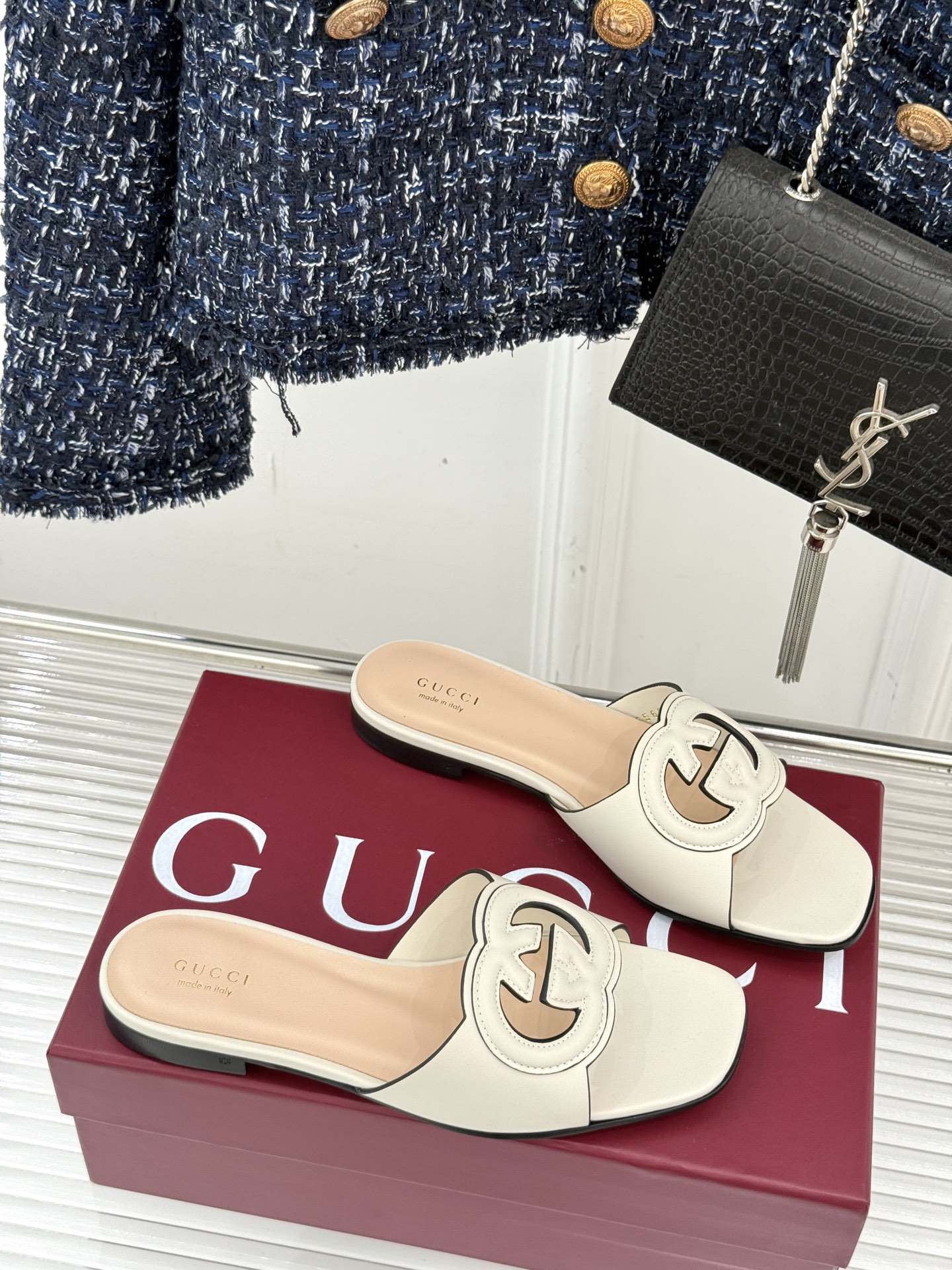 
Gucci/古驰经典双G镂空
平底粗跟拖鞋✨
它以标志性的双G镂空设计
将品牌经典元素融入其中
彰显独