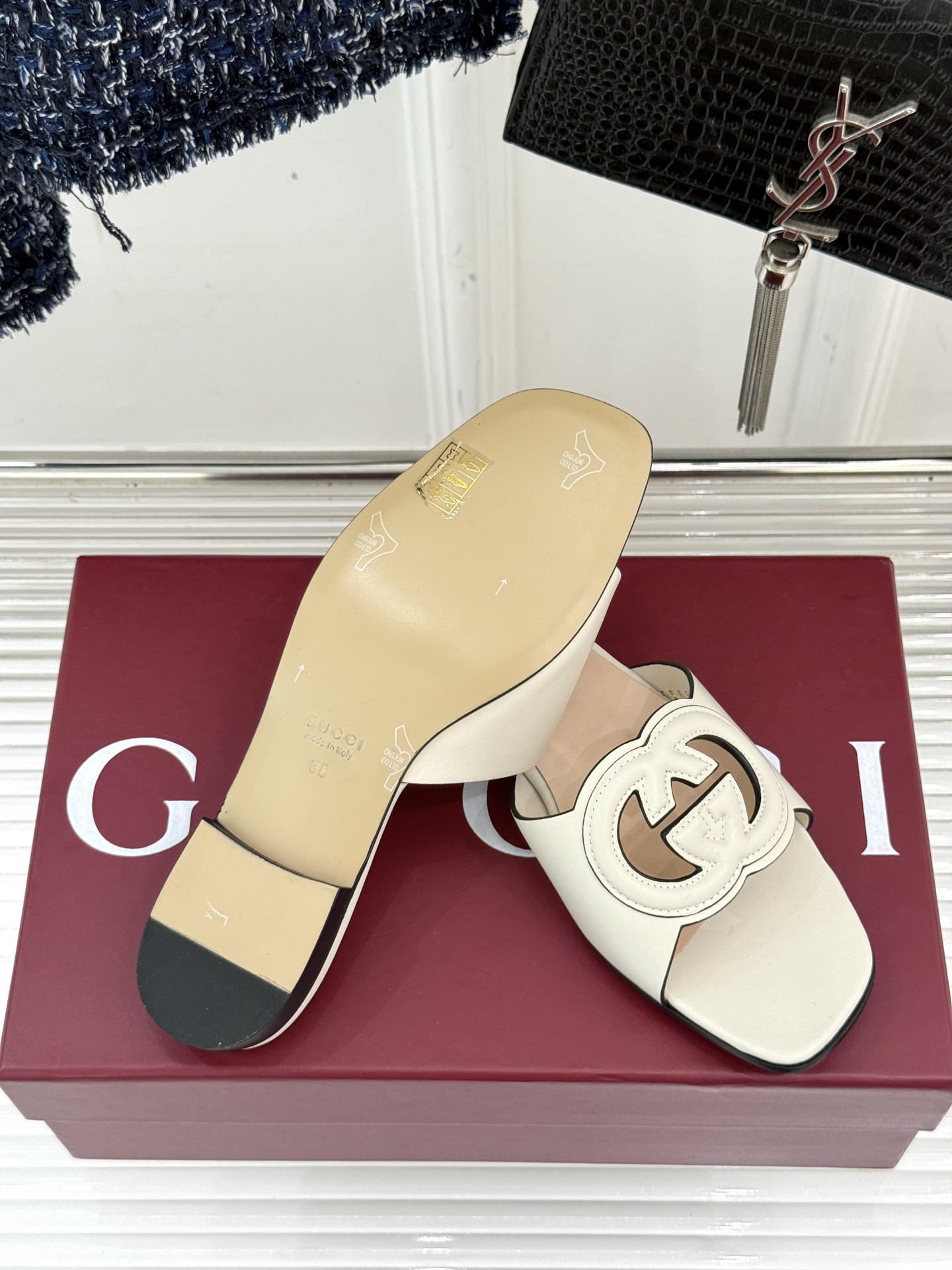 
Gucci/古驰经典双G镂空
平底粗跟拖鞋✨
它以标志性的双G镂空设计
将品牌经典元素融入其中
彰显独