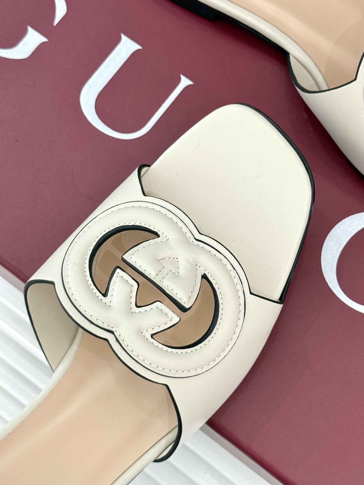 
Gucci/古驰经典双G镂空
平底粗跟拖鞋✨
它以标志性的双G镂空设计
将品牌经典元素融入其中
彰显独