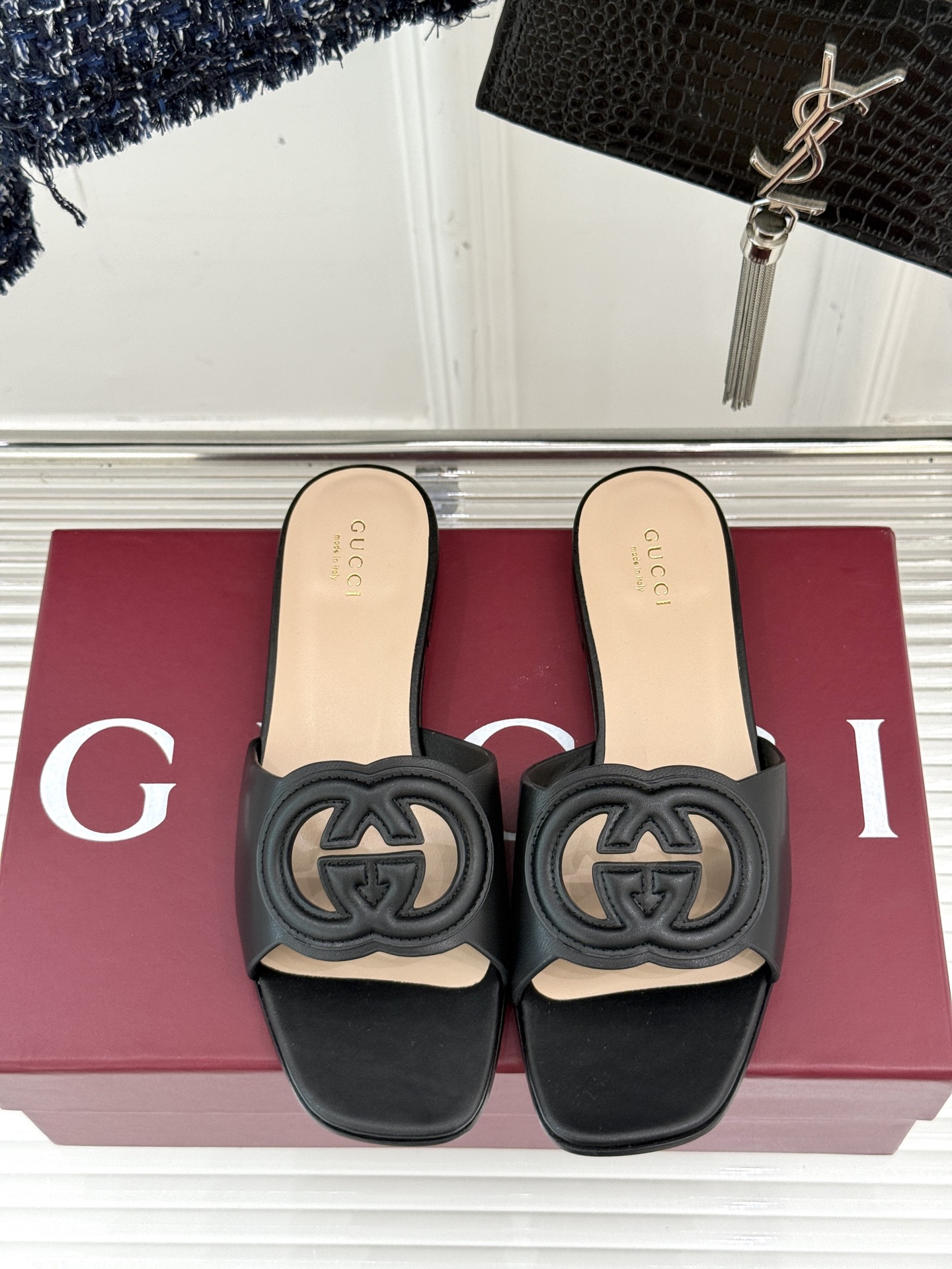 
Gucci/古驰经典双G镂空
平底粗跟拖鞋✨
它以标志性的双G镂空设计
将品牌经典元素融入其中
彰显独