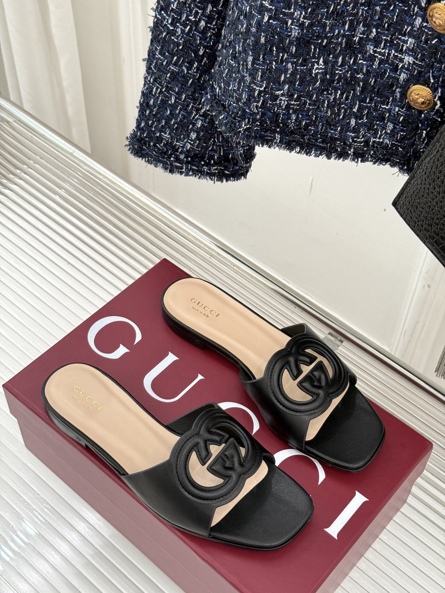 
Gucci/古驰经典双G镂空
平底粗跟拖鞋✨
它以标志性的双G镂空设计
将品牌经典元素融入其中
彰显独