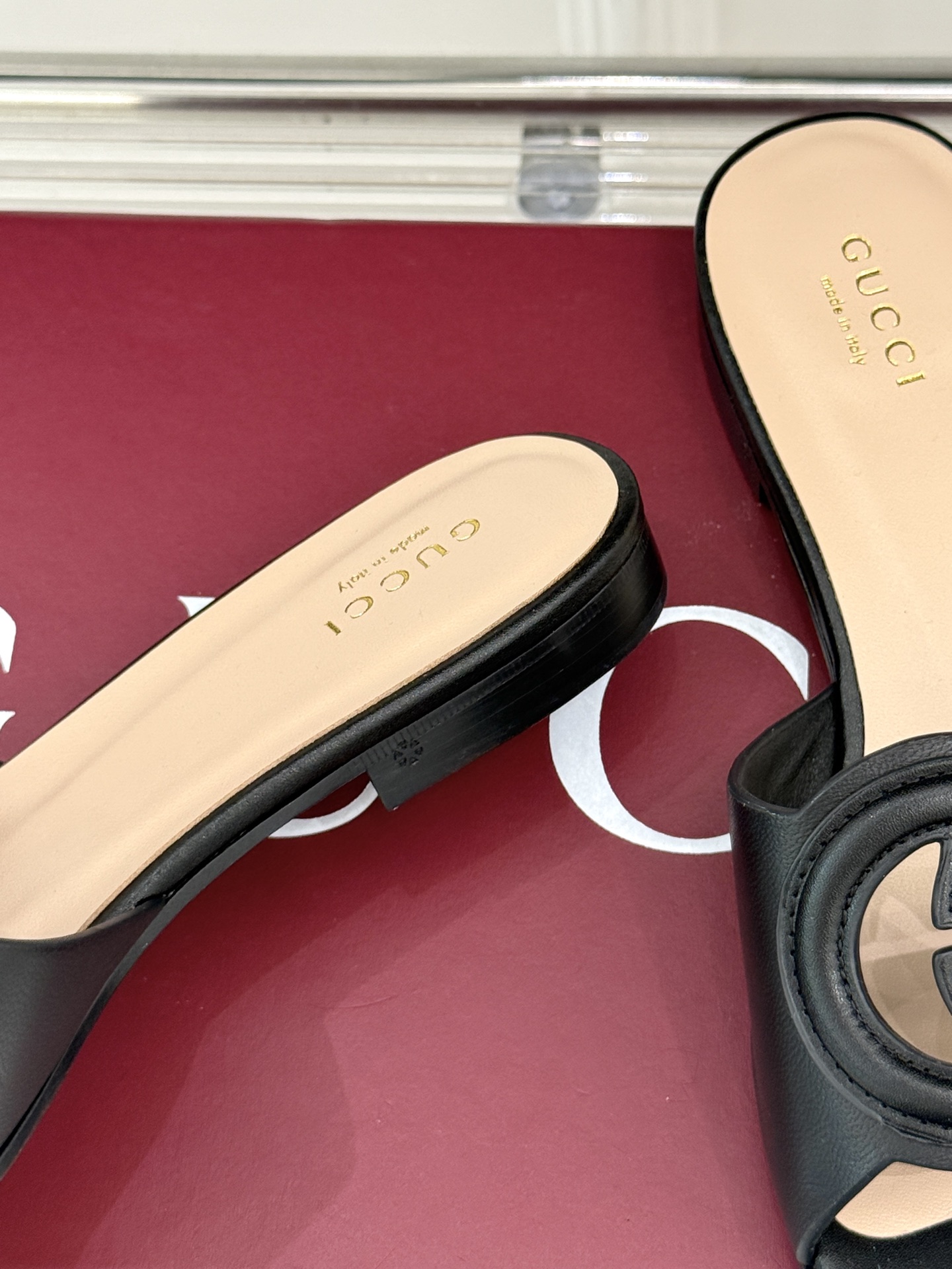 
Gucci/古驰经典双G镂空
平底粗跟拖鞋✨
它以标志性的双G镂空设计
将品牌经典元素融入其中
彰显独