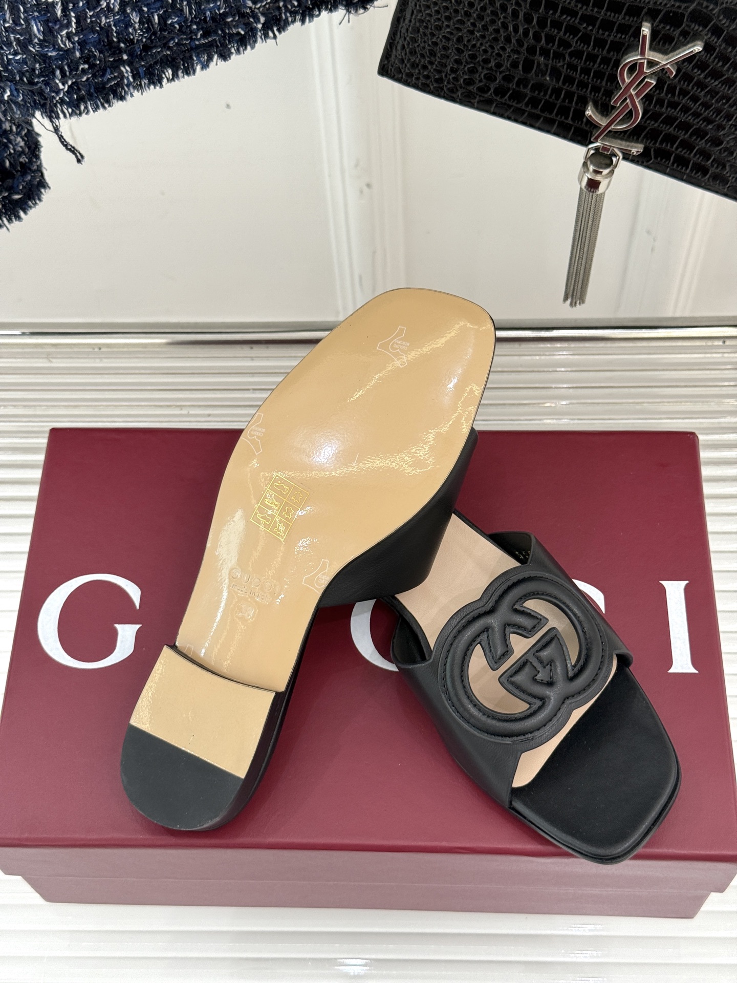 
Gucci/古驰经典双G镂空
平底粗跟拖鞋✨
它以标志性的双G镂空设计
将品牌经典元素融入其中
彰显独