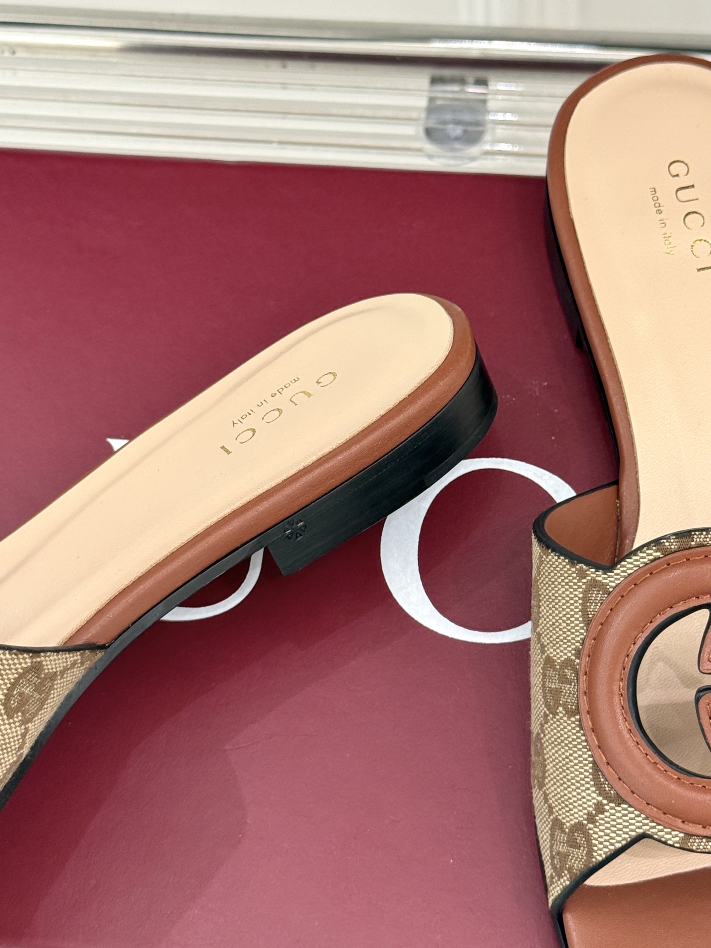 
Gucci/古驰经典双G镂空
平底粗跟拖鞋✨
它以标志性的双G镂空设计
将品牌经典元素融入其中
彰显独