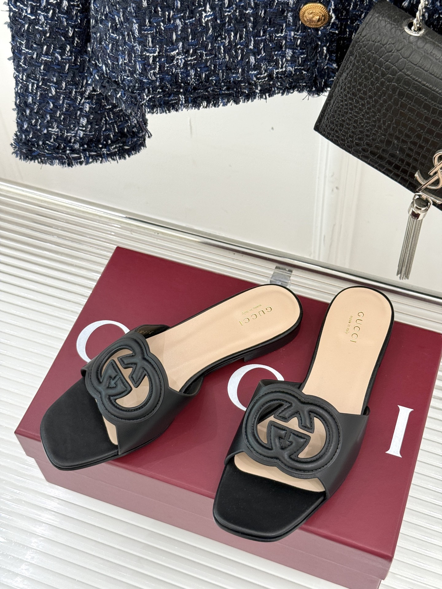 
Gucci/古驰经典双G镂空
平底粗跟拖鞋✨
它以标志性的双G镂空设计
将品牌经典元素融入其中
彰显独