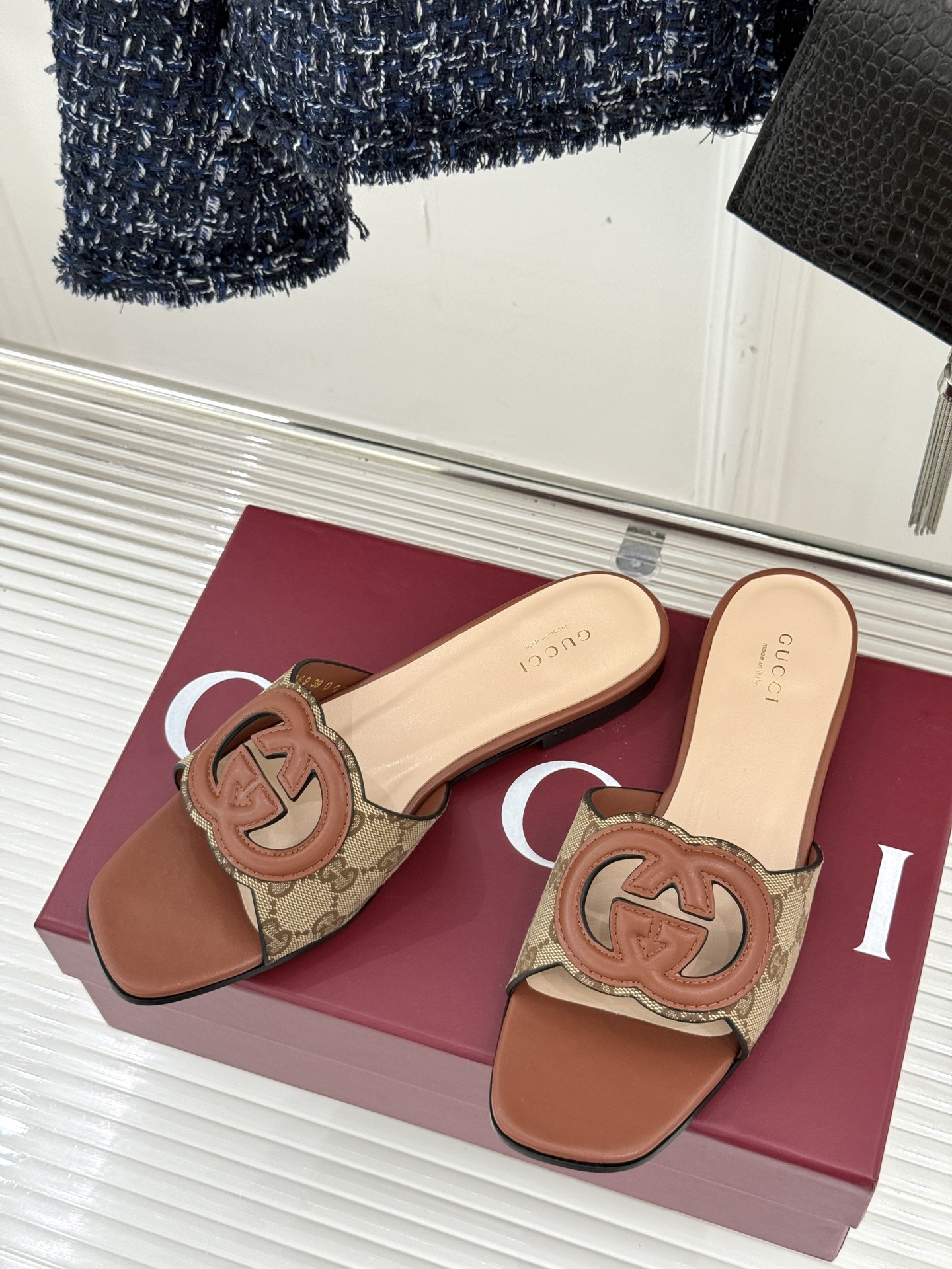
Gucci/古驰经典双G镂空
平底粗跟拖鞋✨
它以标志性的双G镂空设计
将品牌经典元素融入其中
彰显独