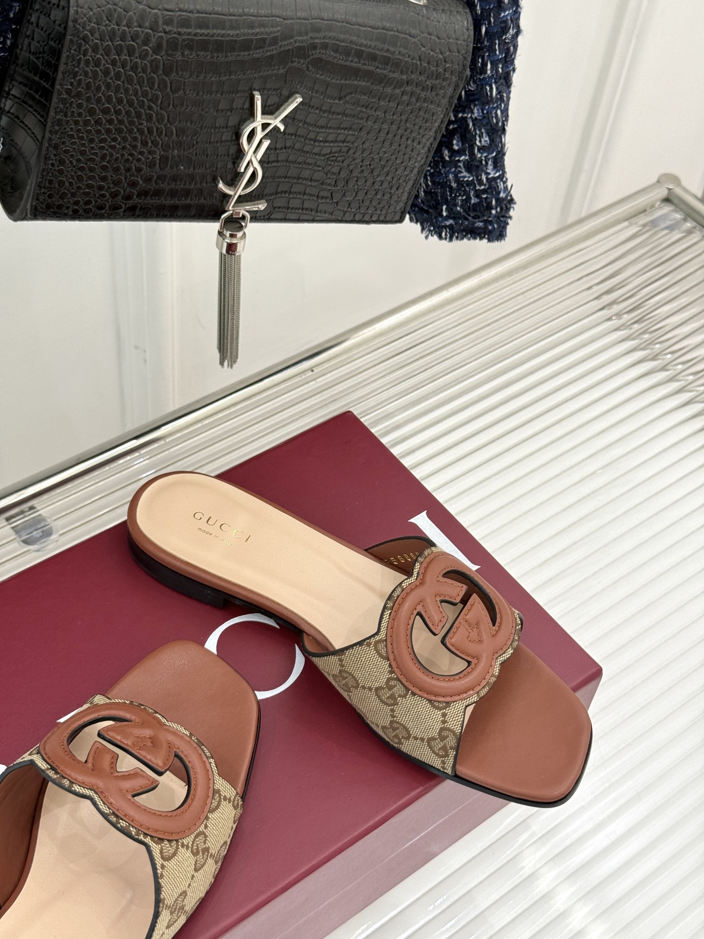 
Gucci/古驰经典双G镂空
平底粗跟拖鞋✨
它以标志性的双G镂空设计
将品牌经典元素融入其中
彰显独