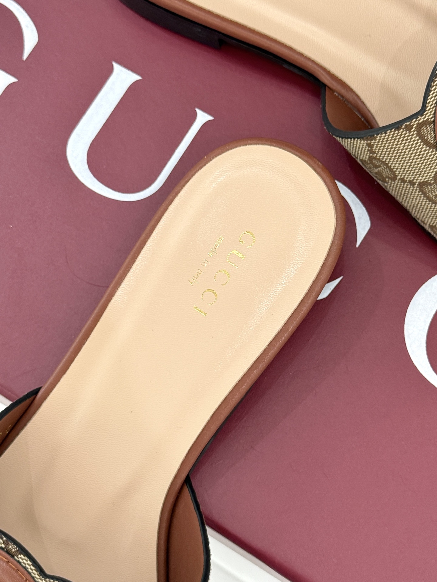 
Gucci/古驰经典双G镂空
平底粗跟拖鞋✨
它以标志性的双G镂空设计
将品牌经典元素融入其中
彰显独