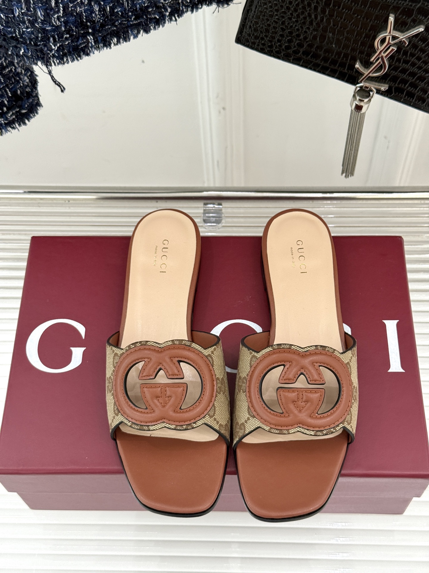 
Gucci/古驰经典双G镂空
平底粗跟拖鞋✨
它以标志性的双G镂空设计
将品牌经典元素融入其中
彰显独