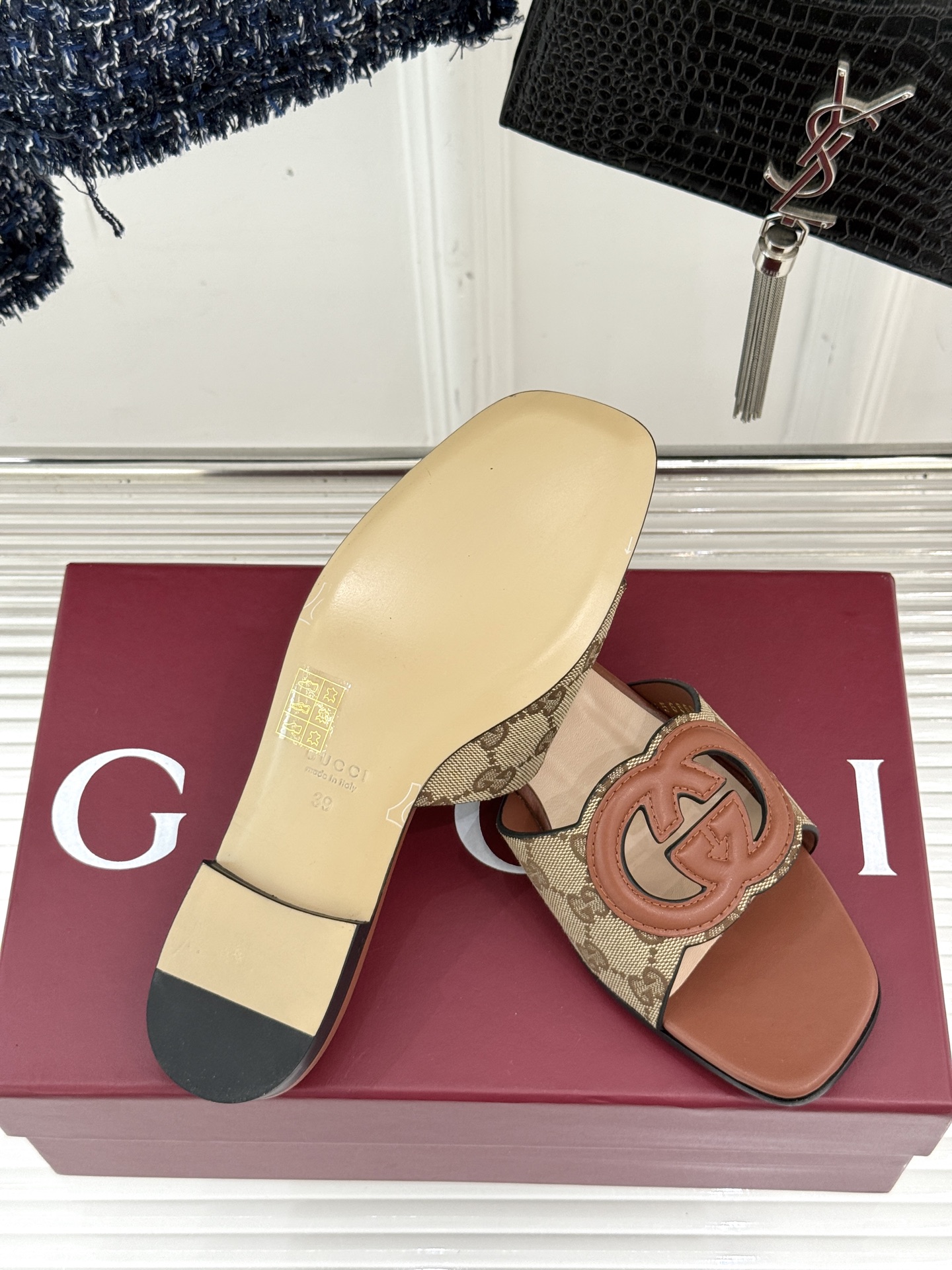 
Gucci/古驰经典双G镂空
平底粗跟拖鞋✨
它以标志性的双G镂空设计
将品牌经典元素融入其中
彰显独