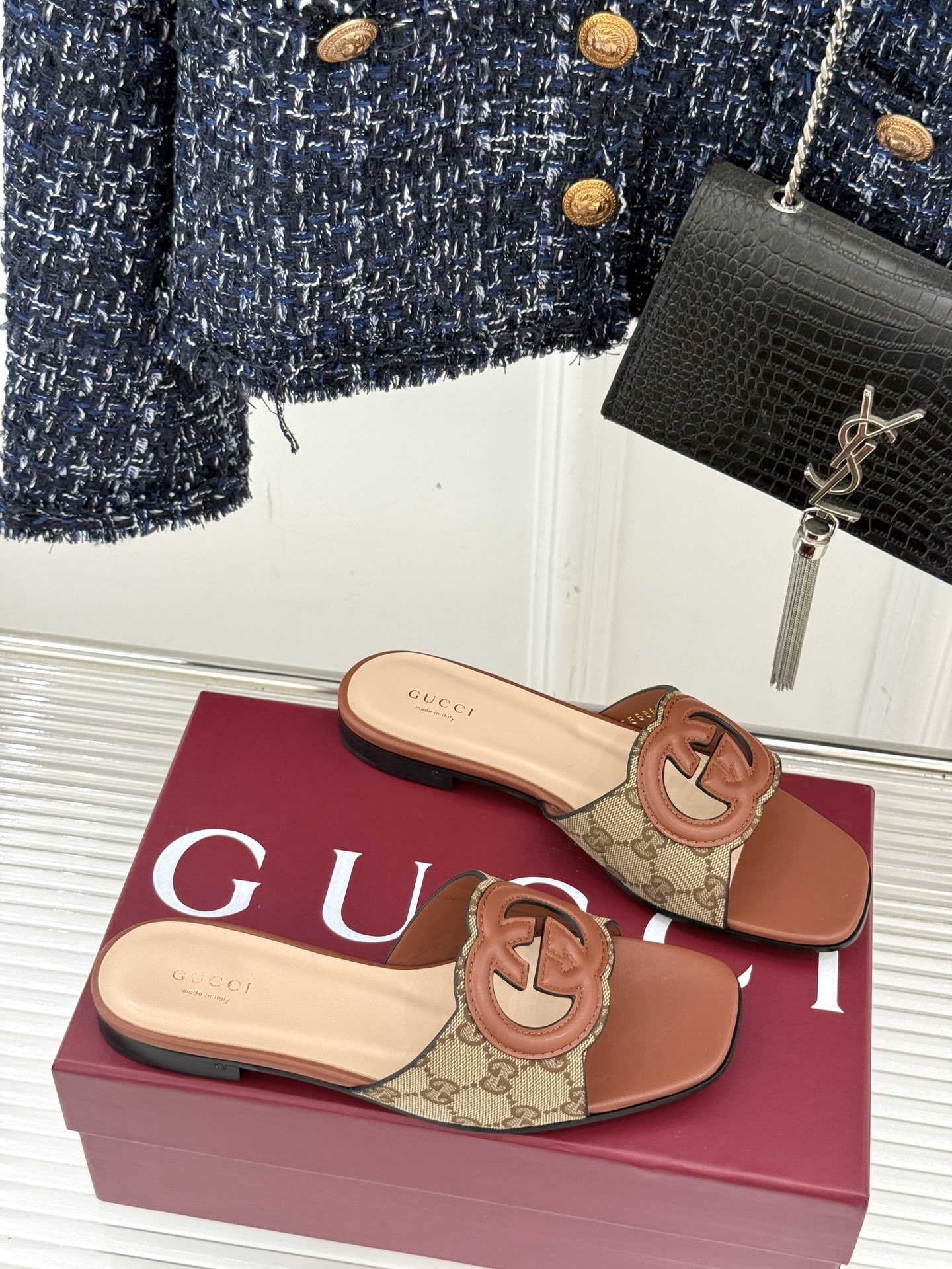 
Gucci/古驰经典双G镂空
平底粗跟拖鞋✨
它以标志性的双G镂空设计
将品牌经典元素融入其中
彰显独