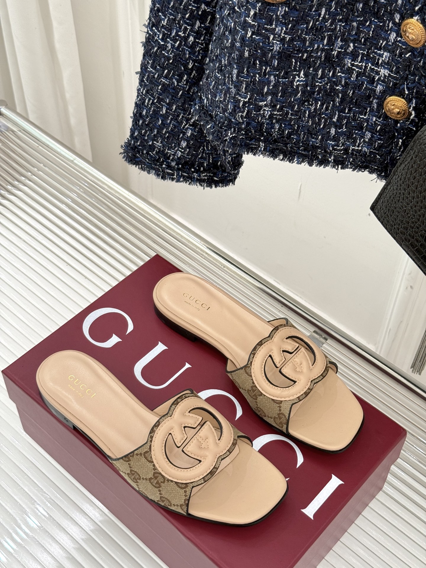 
Gucci/古驰经典双G镂空
平底粗跟拖鞋✨
它以标志性的双G镂空设计
将品牌经典元素融入其中
彰显独