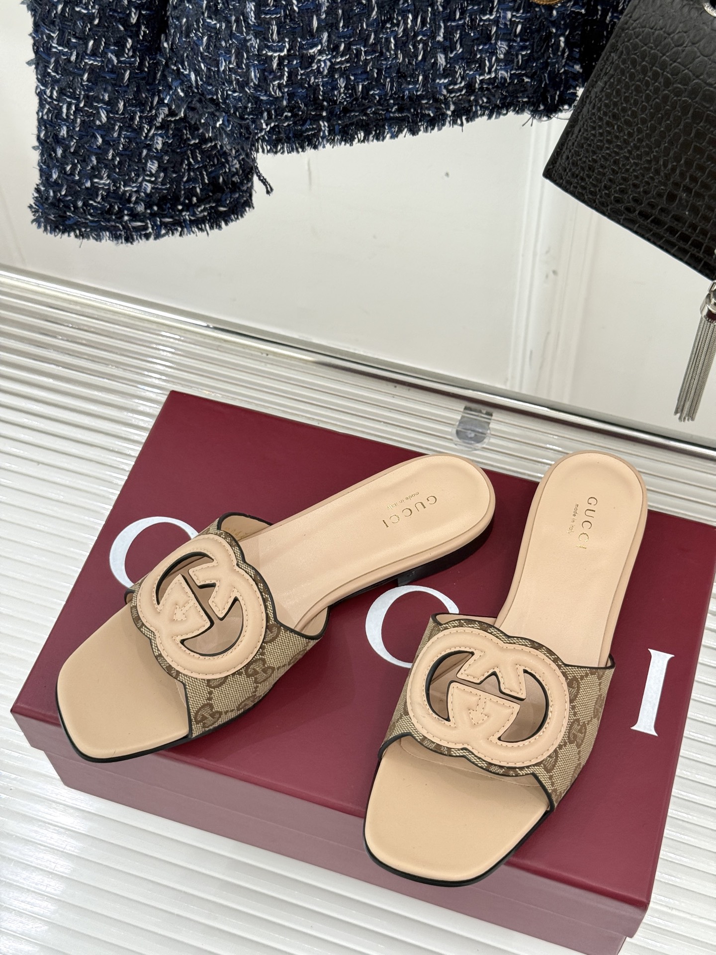 
Gucci/古驰经典双G镂空
平底粗跟拖鞋✨
它以标志性的双G镂空设计
将品牌经典元素融入其中
彰显独