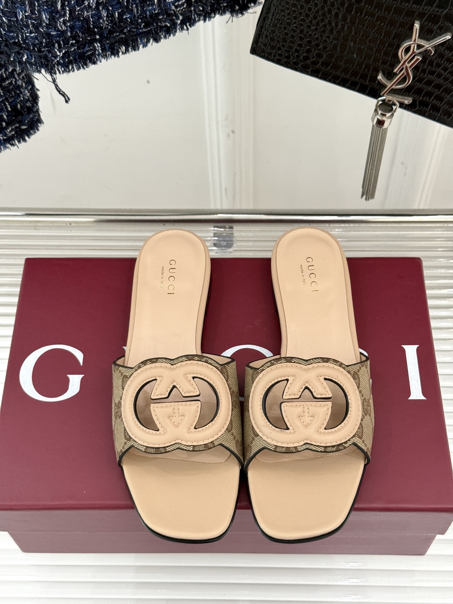 
Gucci/古驰经典双G镂空
平底粗跟拖鞋✨
它以标志性的双G镂空设计
将品牌经典元素融入其中
彰显独